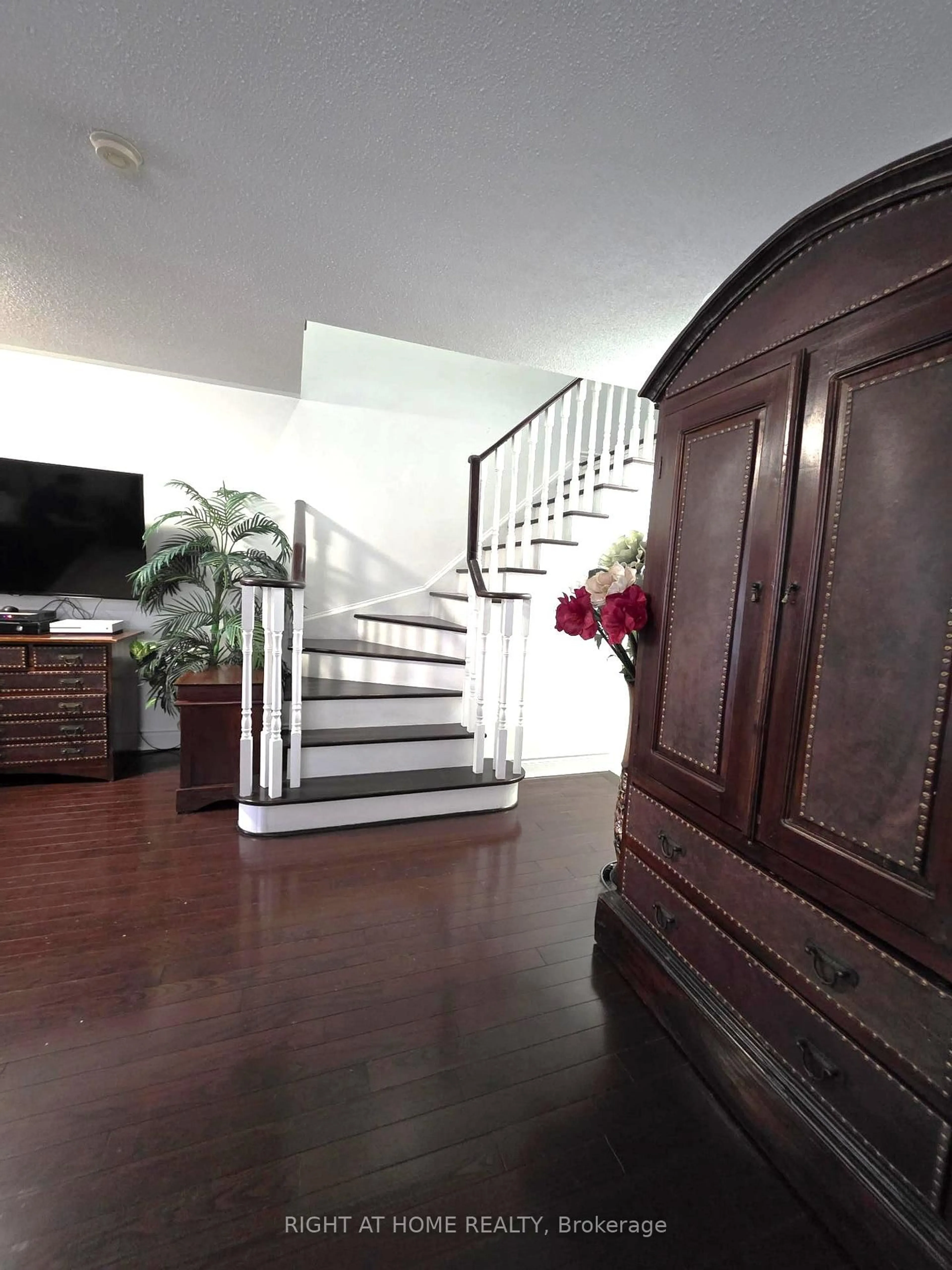 Indoor foyer for 734 Spanish Moss Tr, Mississauga Ontario L5W 1E6