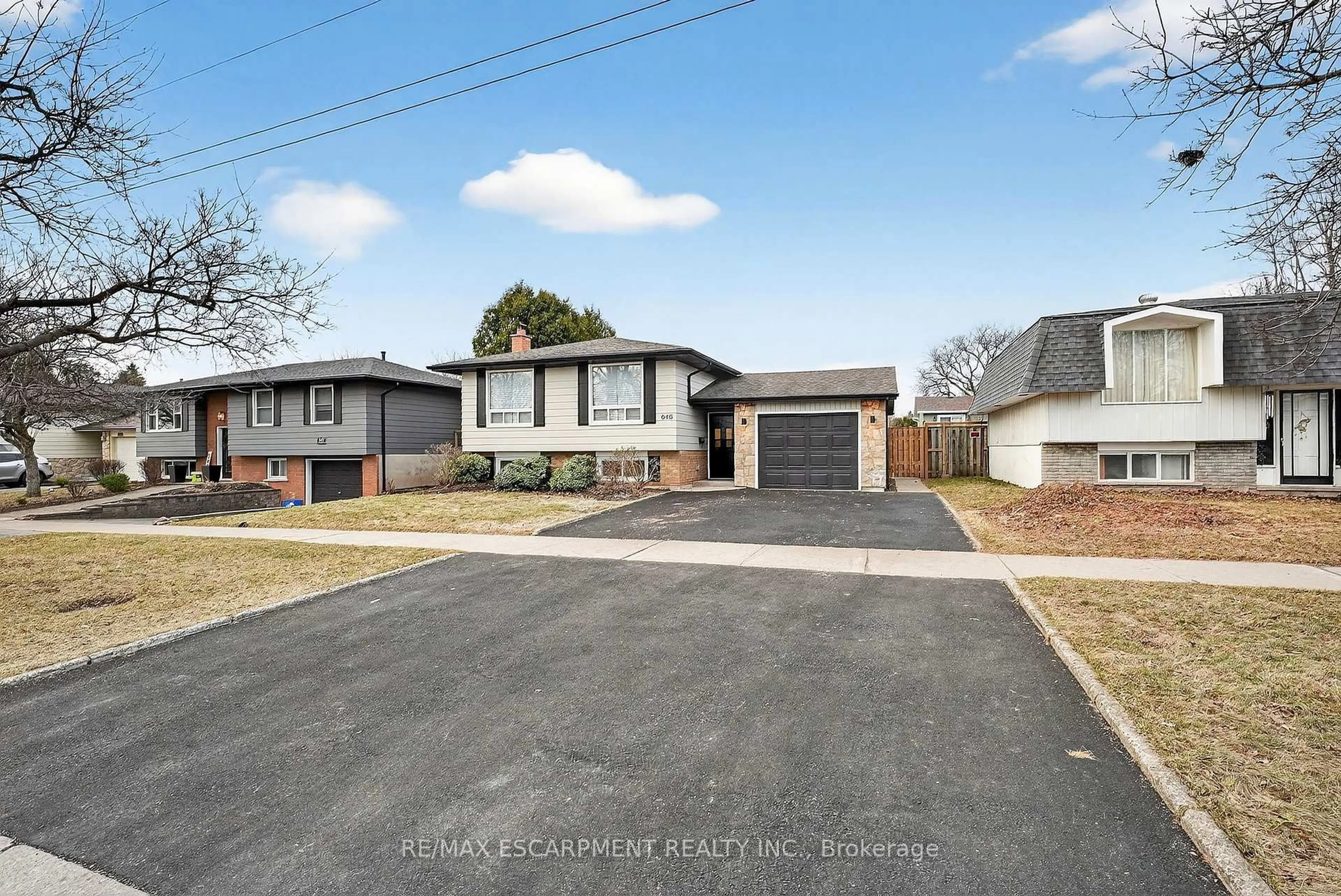 Home with brick exterior material, street for 646 Cumberland Ave, Burlington Ontario L7N 2X5