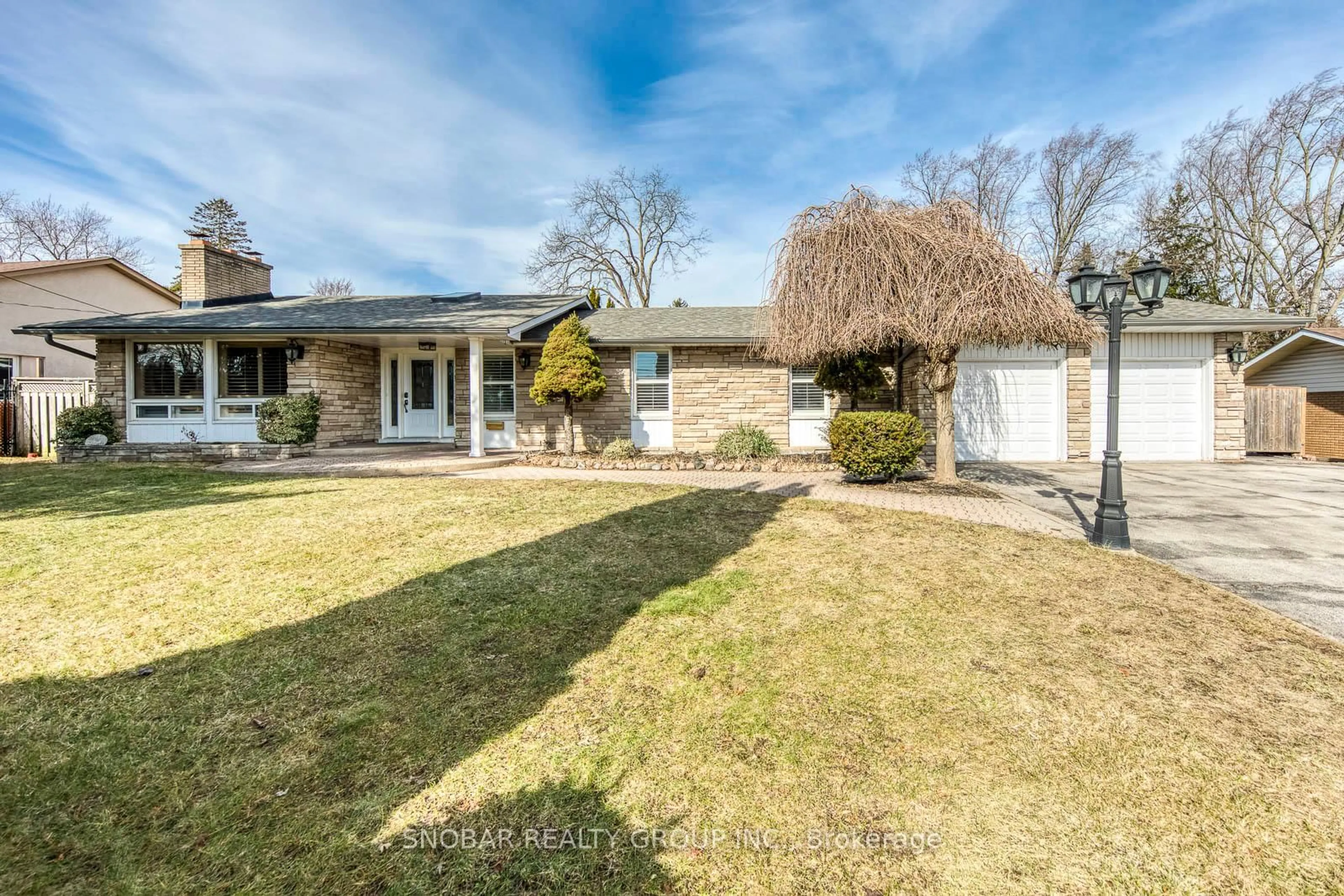 A pic from outside/outdoor area/front of a property/back of a property/a pic from drone, street for 71 Premium Way, Mississauga Ontario L5B 1A1