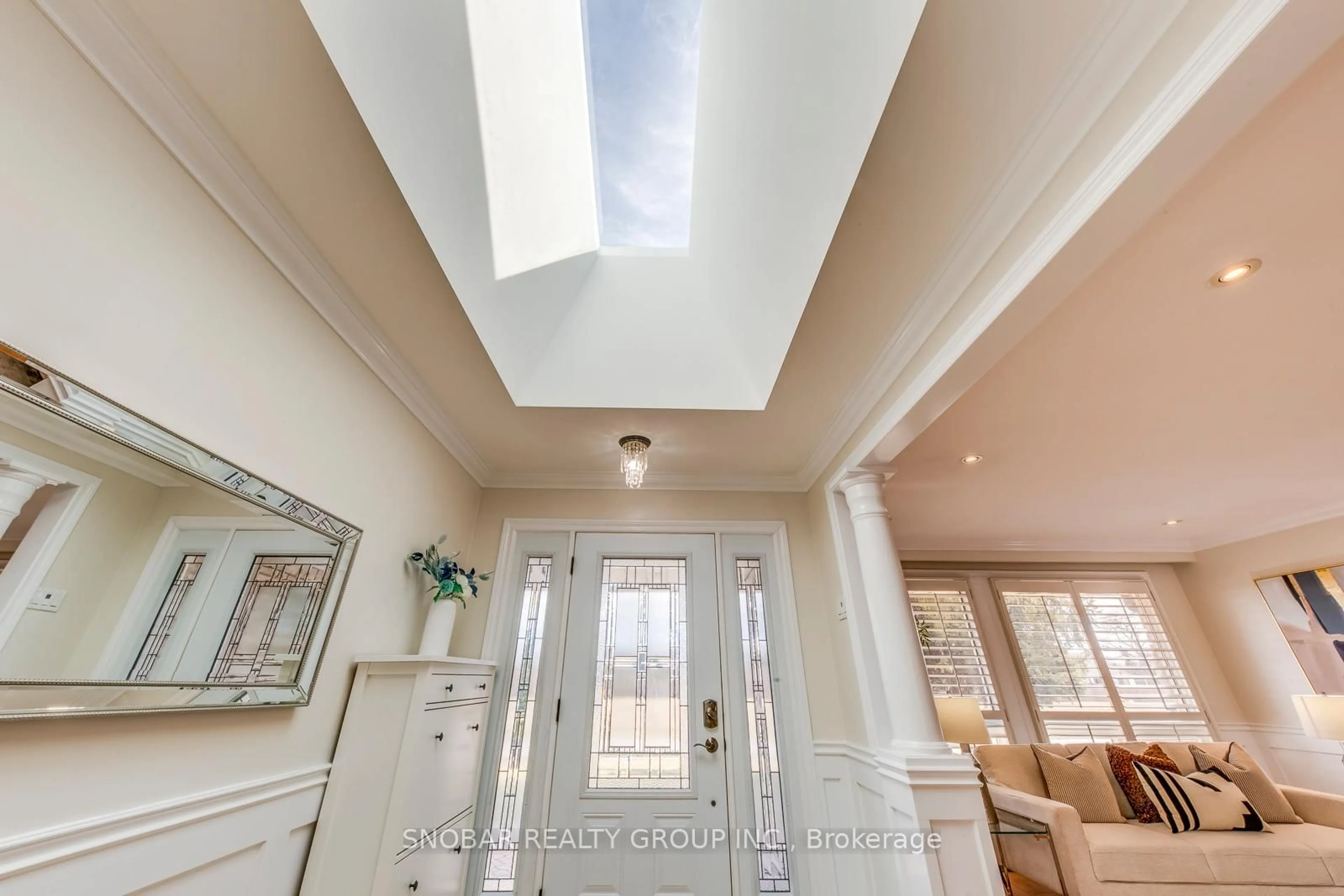 Indoor entryway for 71 Premium Way, Mississauga Ontario L5B 1A1