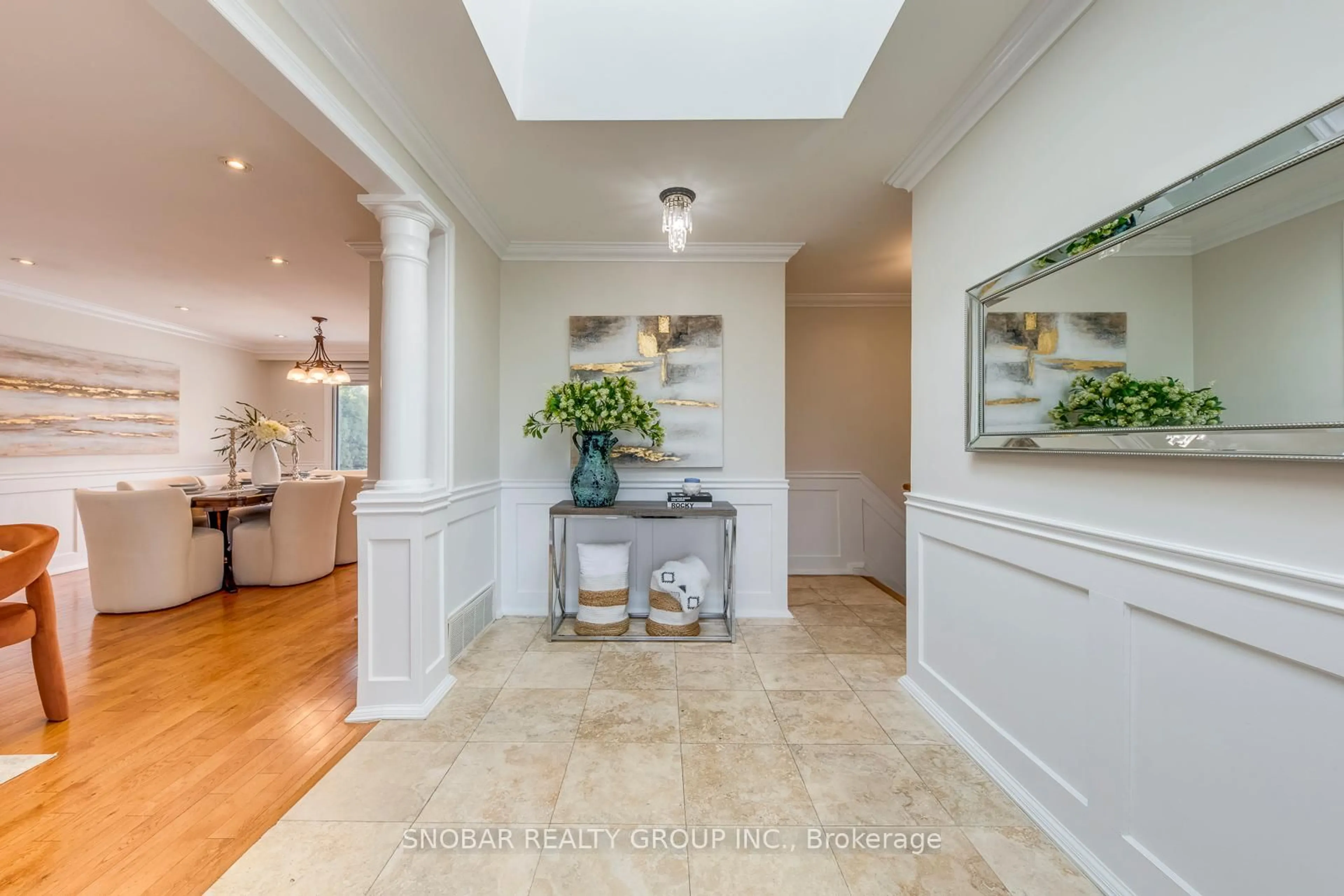 Indoor entryway for 71 Premium Way, Mississauga Ontario L5B 1A1