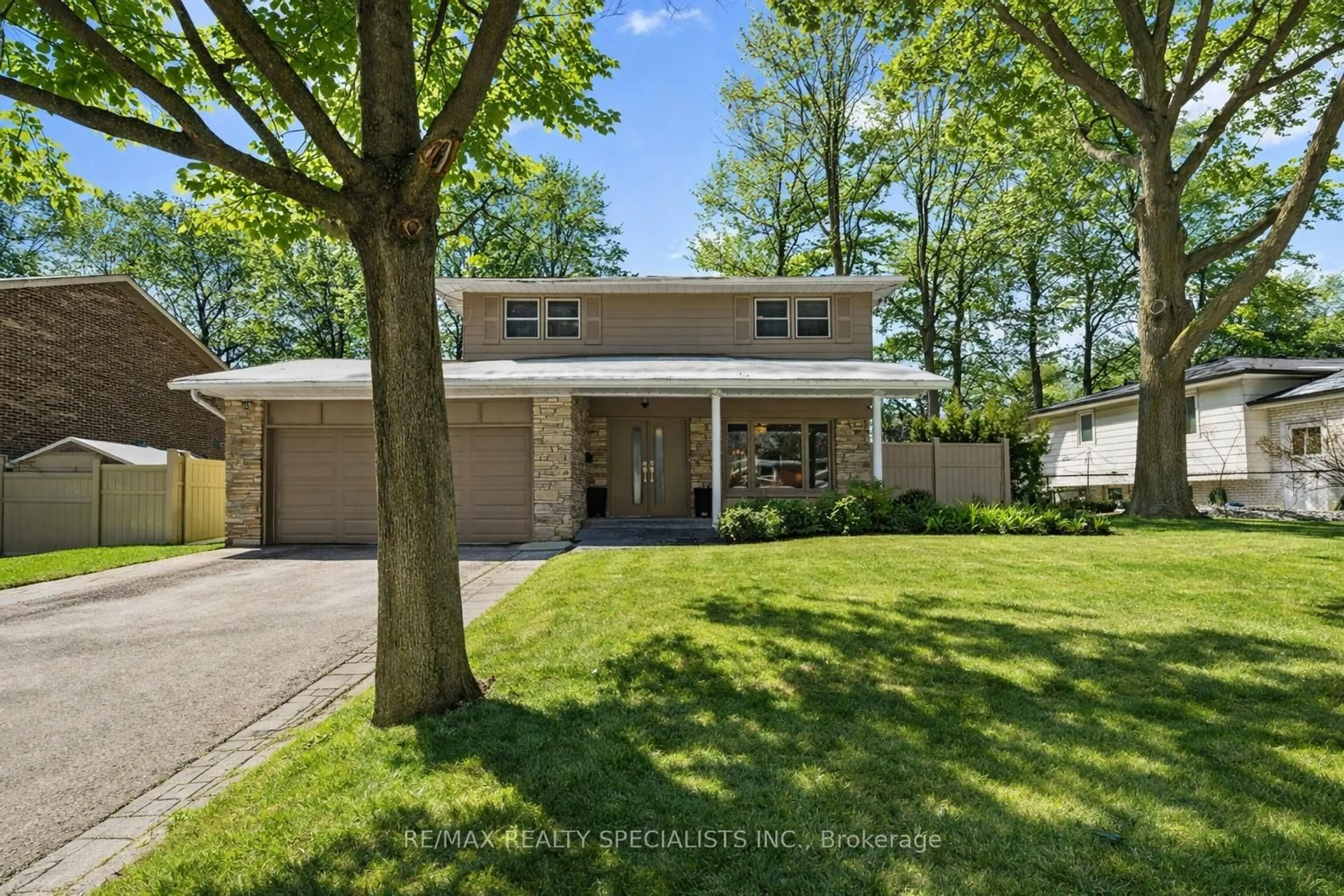 Home with vinyl exterior material, street for 3314 Grassfire Cres, Mississauga Ontario L4Y 3K1