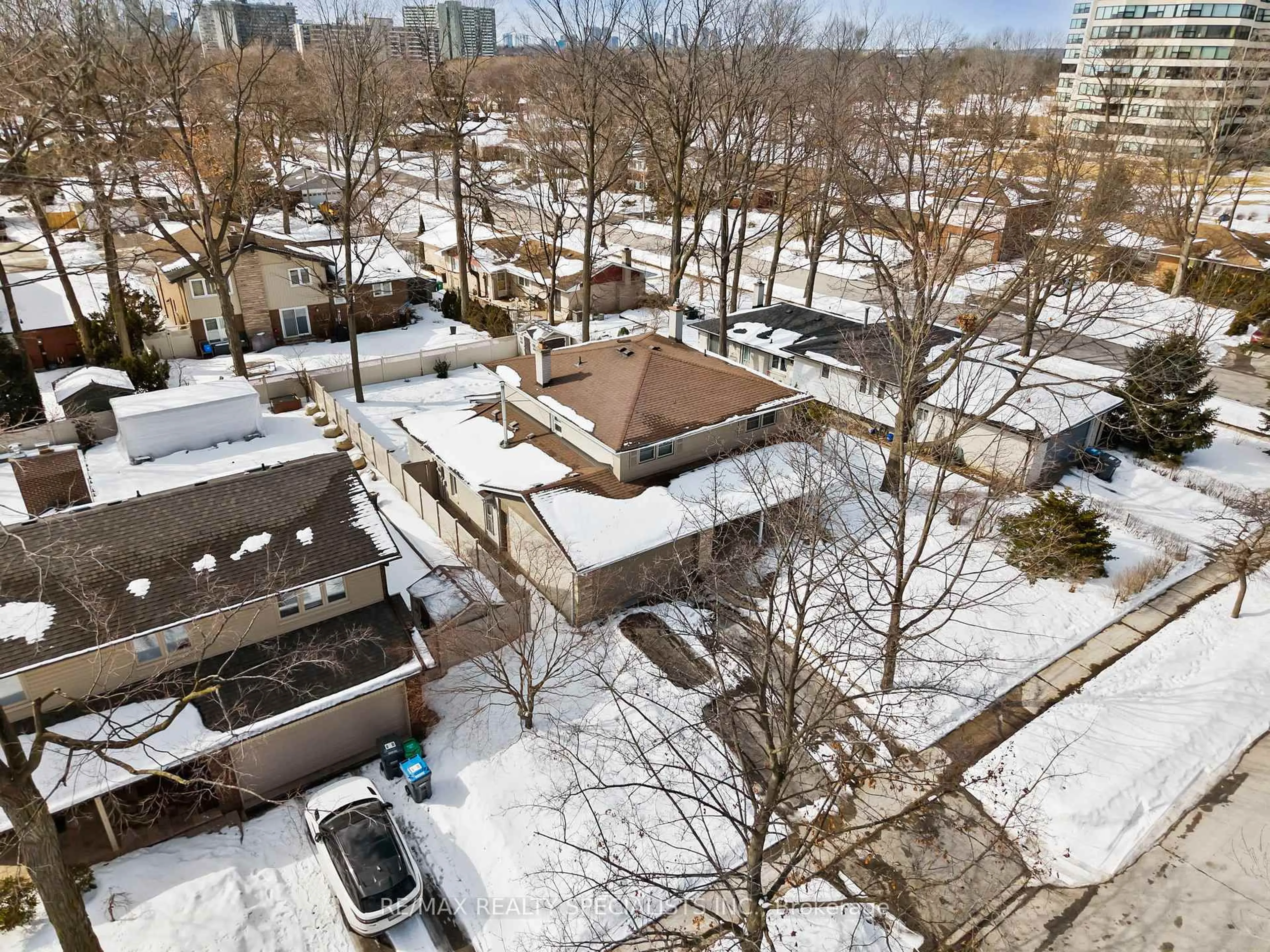 A pic from outside/outdoor area/front of a property/back of a property/a pic from drone, city buildings view from balcony for 3314 Grassfire Cres, Mississauga Ontario L4Y 3K1