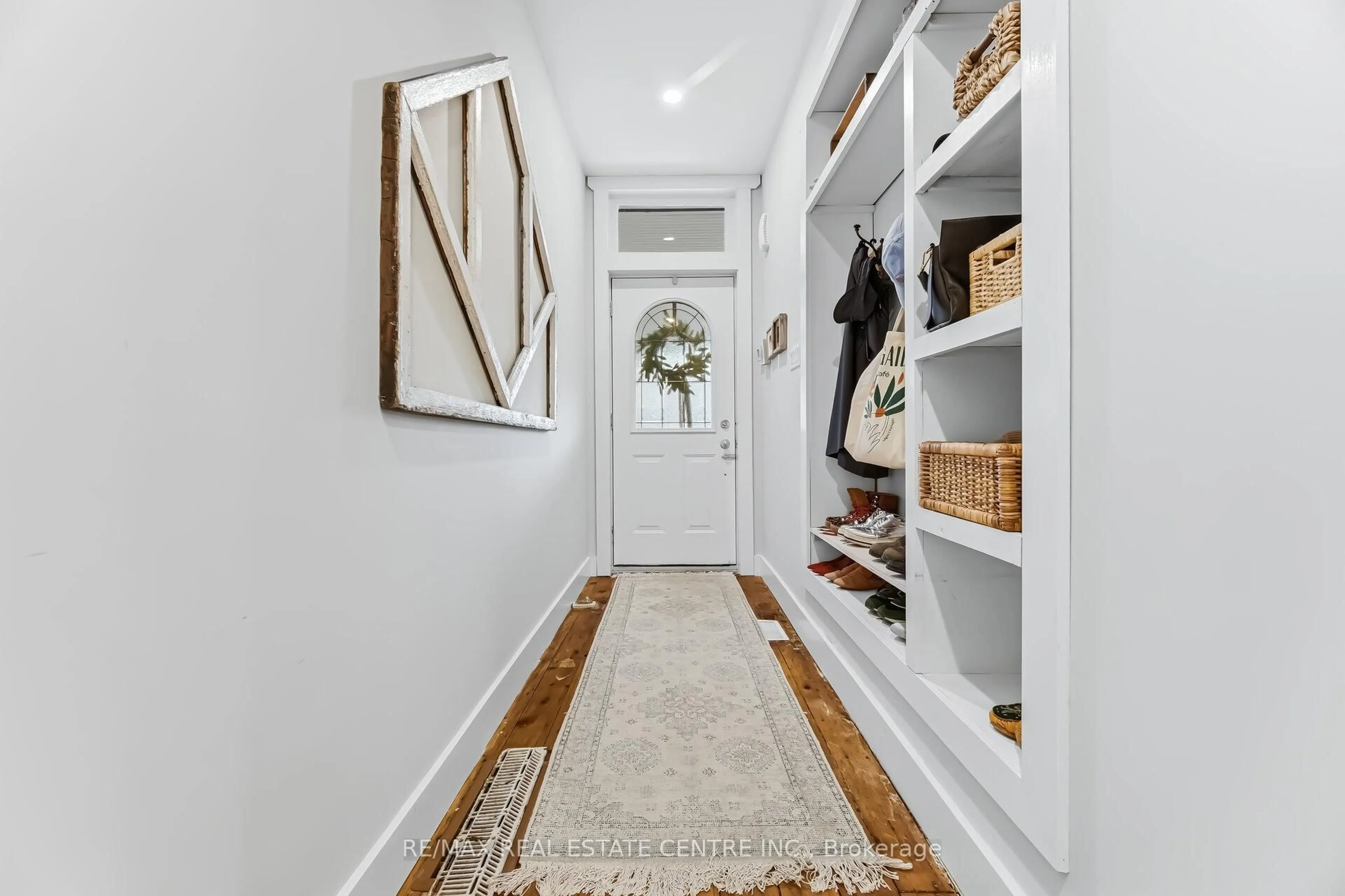 Indoor entryway for 34 Zina St, Orangeville Ontario L9W 1E1