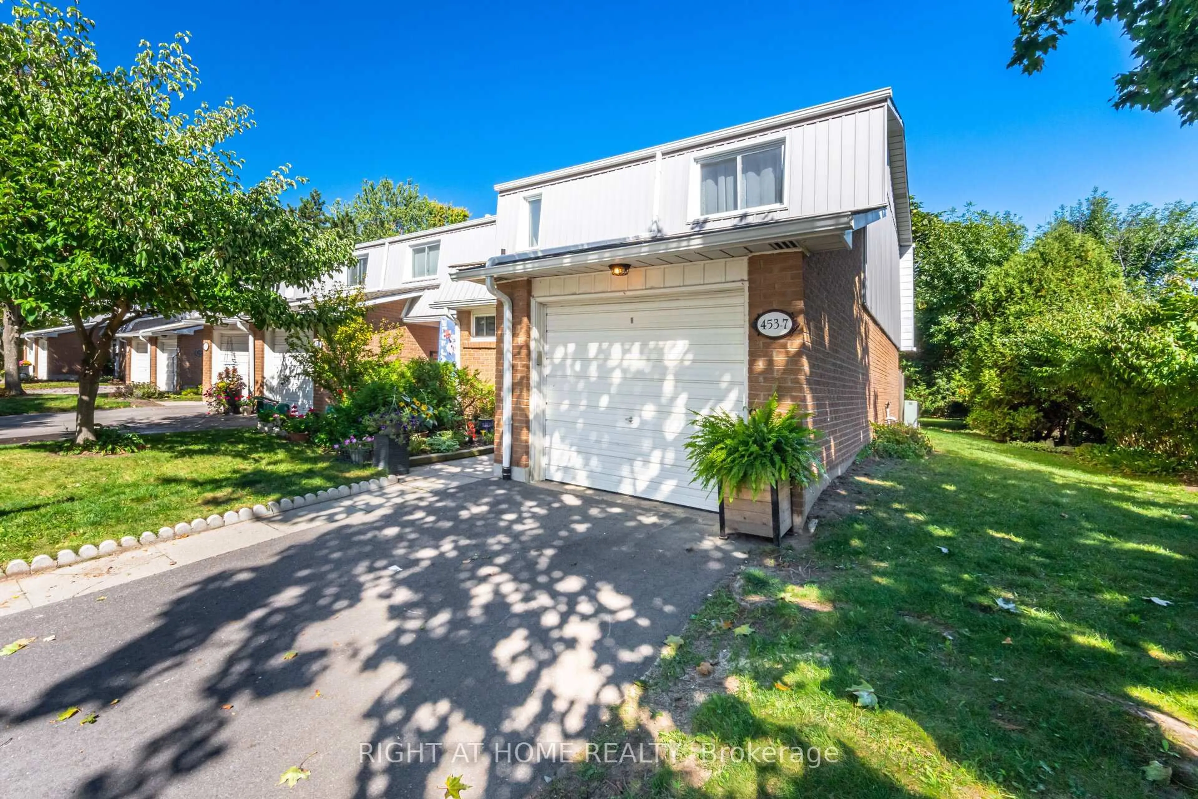 A pic from outside/outdoor area/front of a property/back of a property/a pic from drone, street for 453 Woodview Rd #7, Burlington Ontario L7N 2Z9