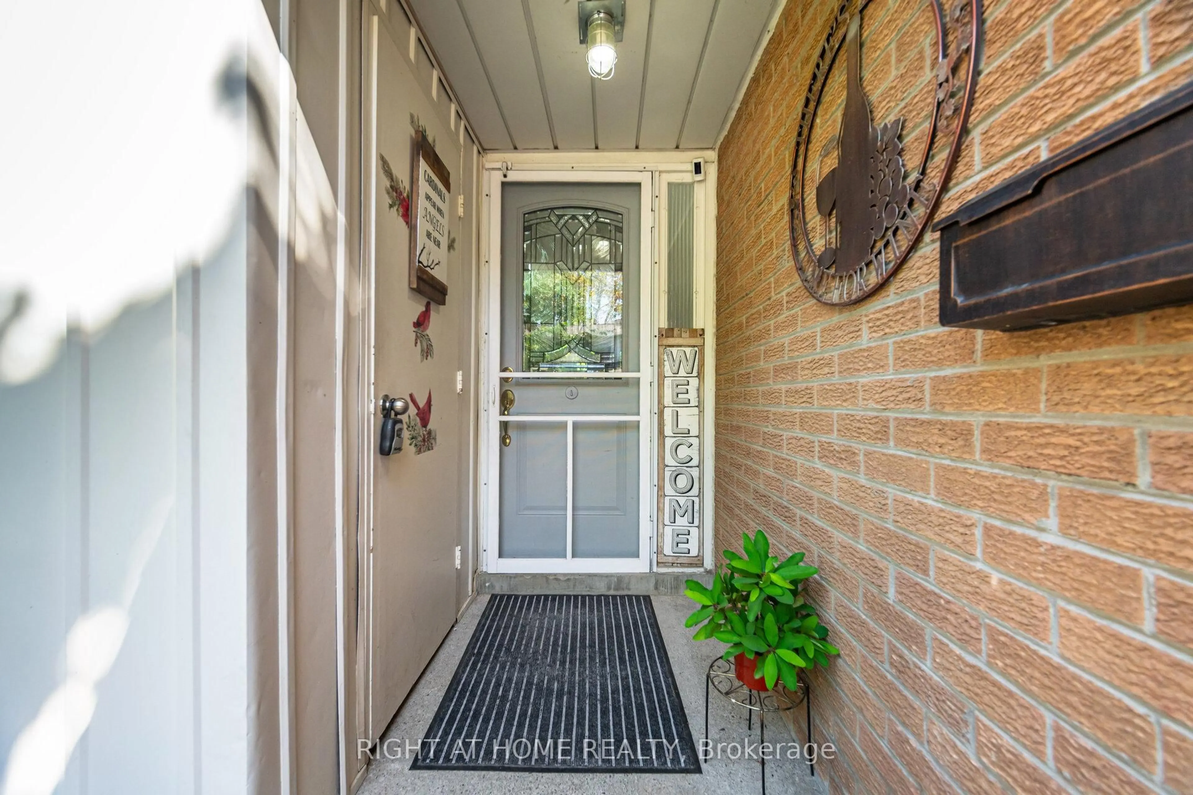 Indoor entryway for 453 Woodview Rd #7, Burlington Ontario L7N 2Z9