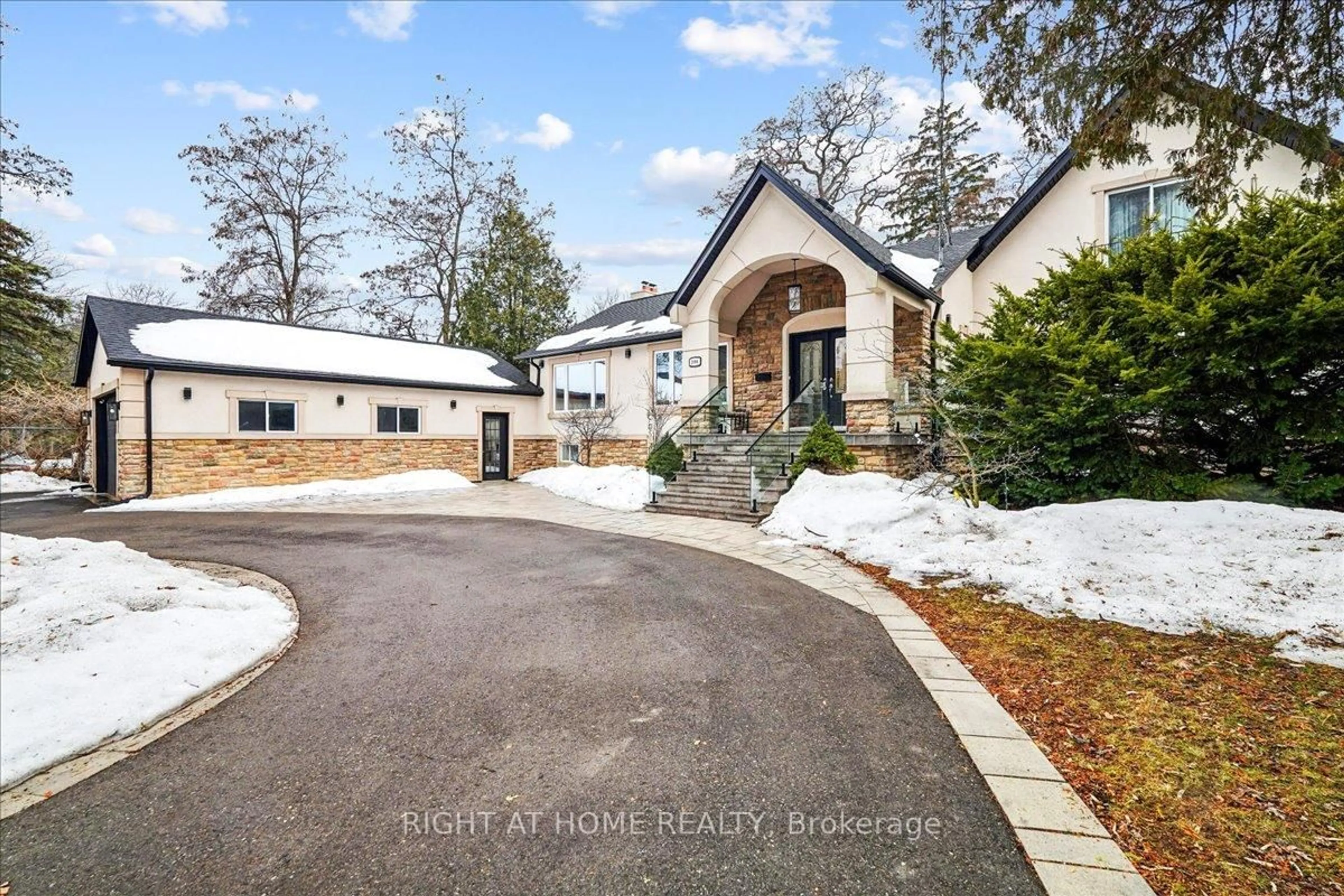 Unknown for 2090 Stonehouse Cres, Mississauga Ontario L5H 3J1