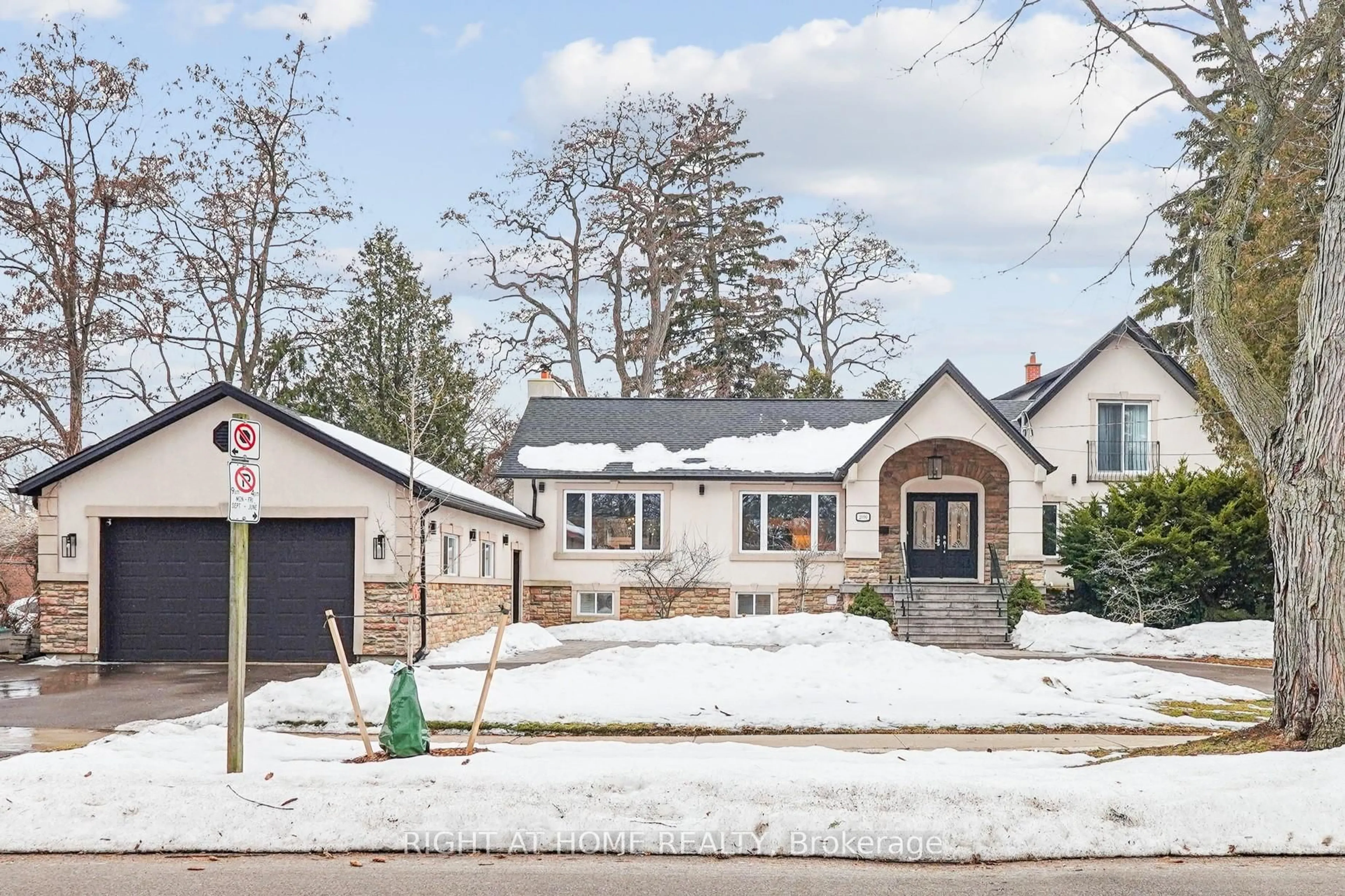 Home with brick exterior material, street for 2090 Stonehouse Cres, Mississauga Ontario L5H 3J1