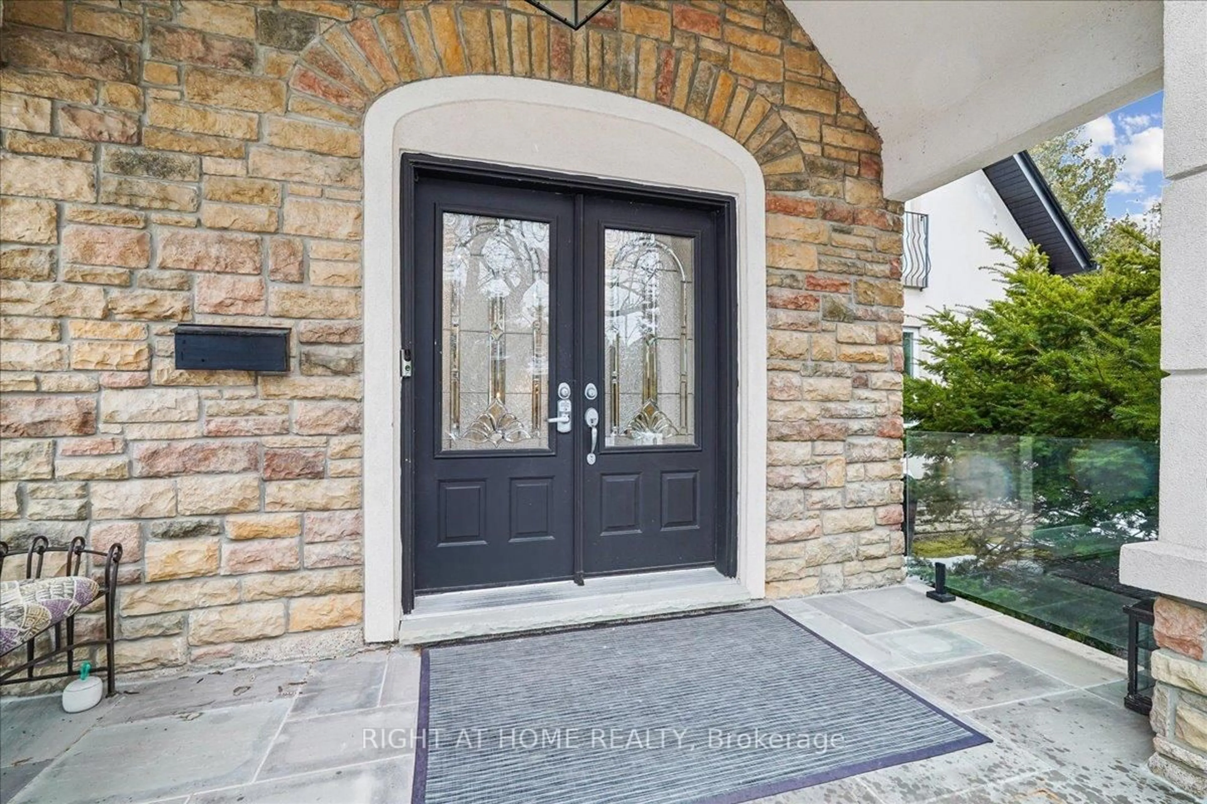 Indoor entryway for 2090 Stonehouse Cres, Mississauga Ontario L5H 3J1