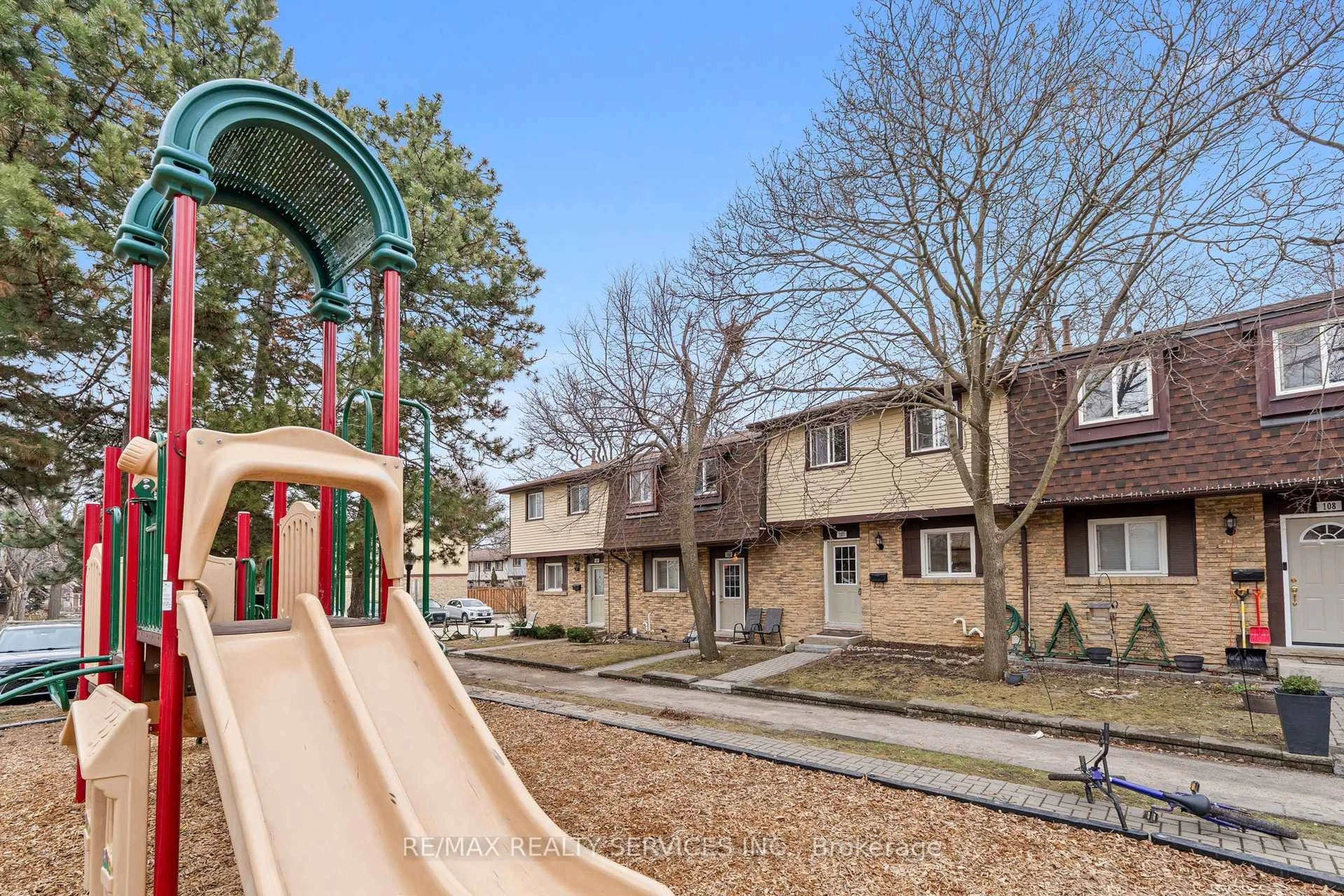 Patio, street for 45 Hansen Rd #107, Brampton Ontario L6V 3C5