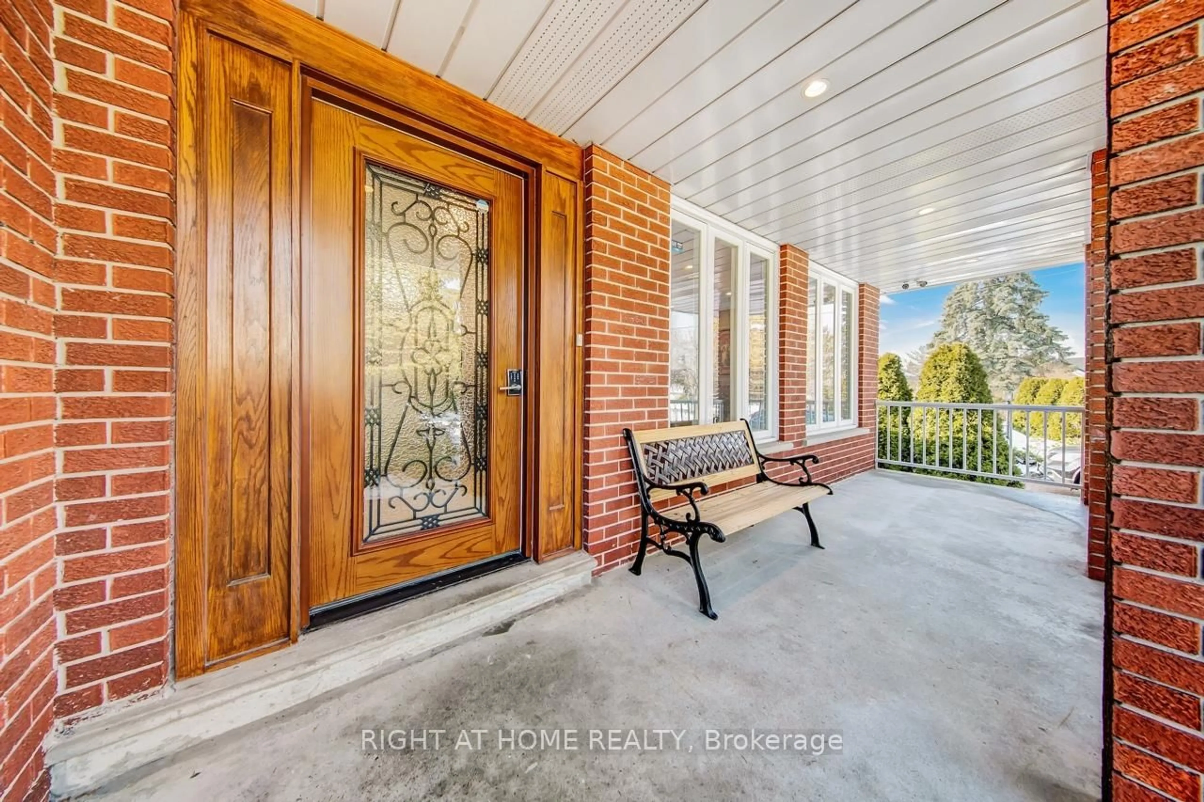 Indoor entryway for 397 Maple Leaf Dr, Toronto Ontario M6L 1P4