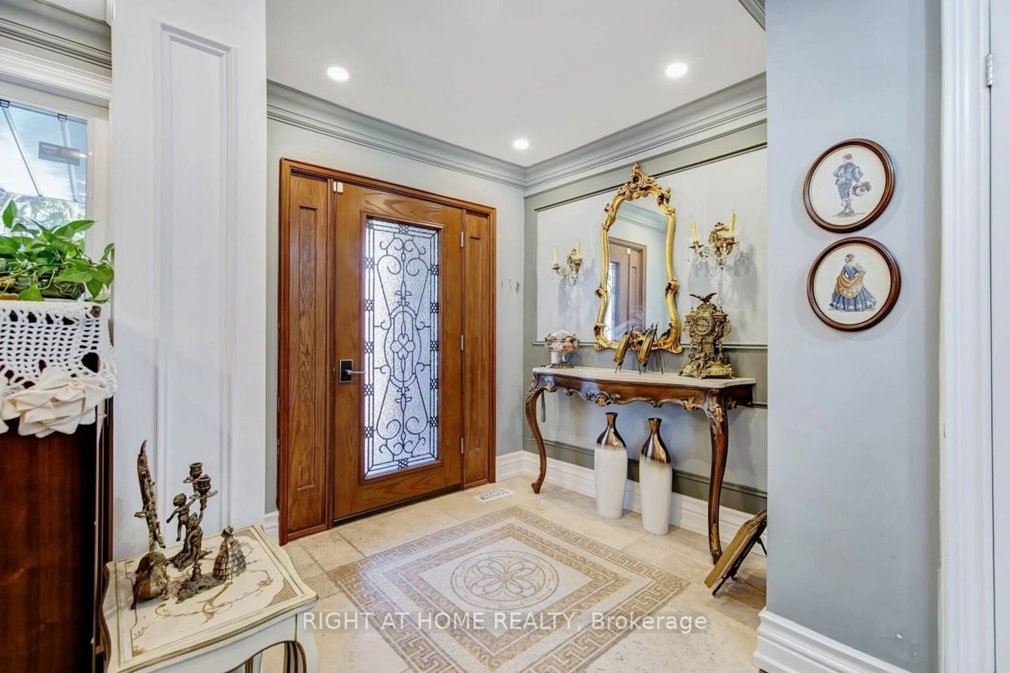 Indoor entryway for 397 Maple Leaf Dr, Toronto Ontario M6L 1P4