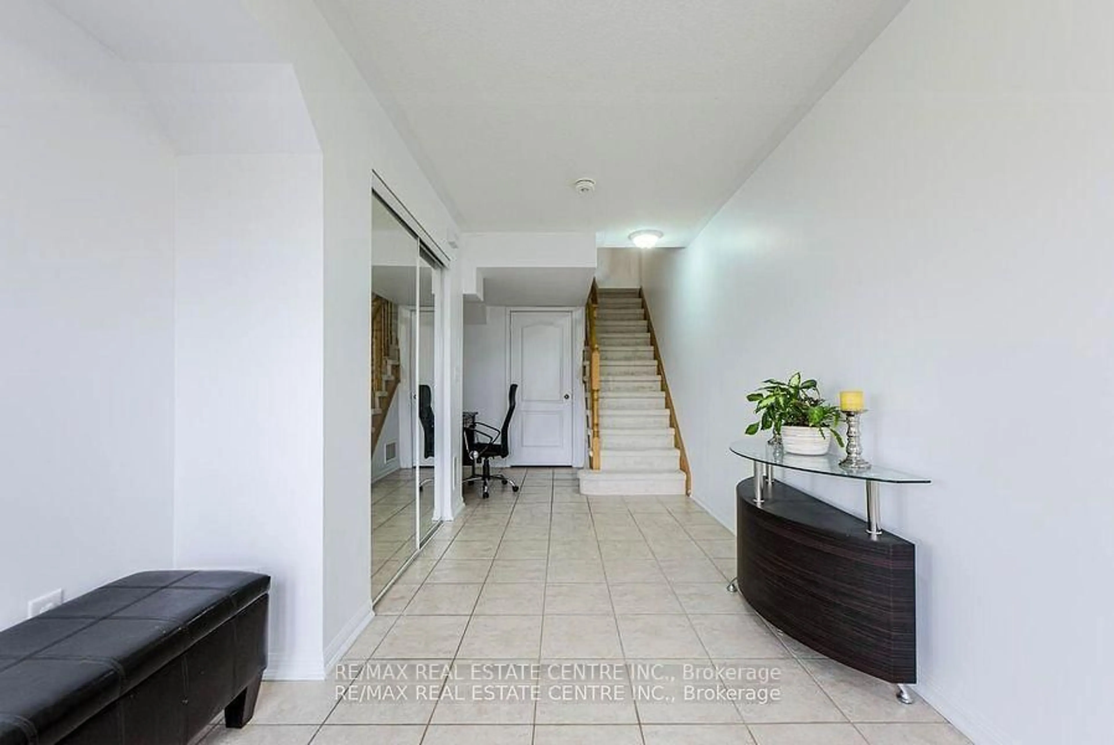 Indoor foyer for 620 Ferguson Dr #3, Milton Ontario L9T 0M7