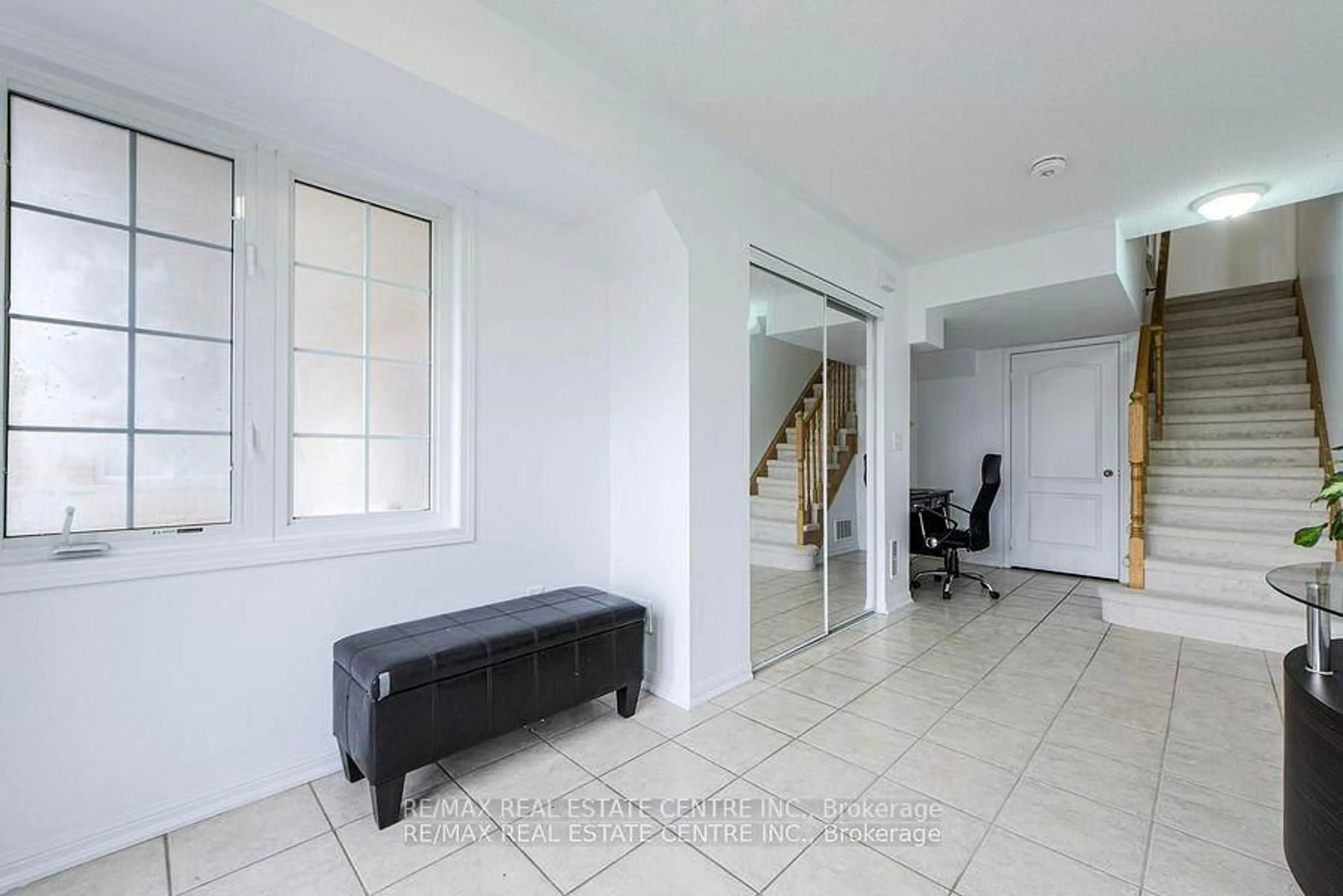 Indoor foyer for 620 Ferguson Dr #3, Milton Ontario L9T 0M7