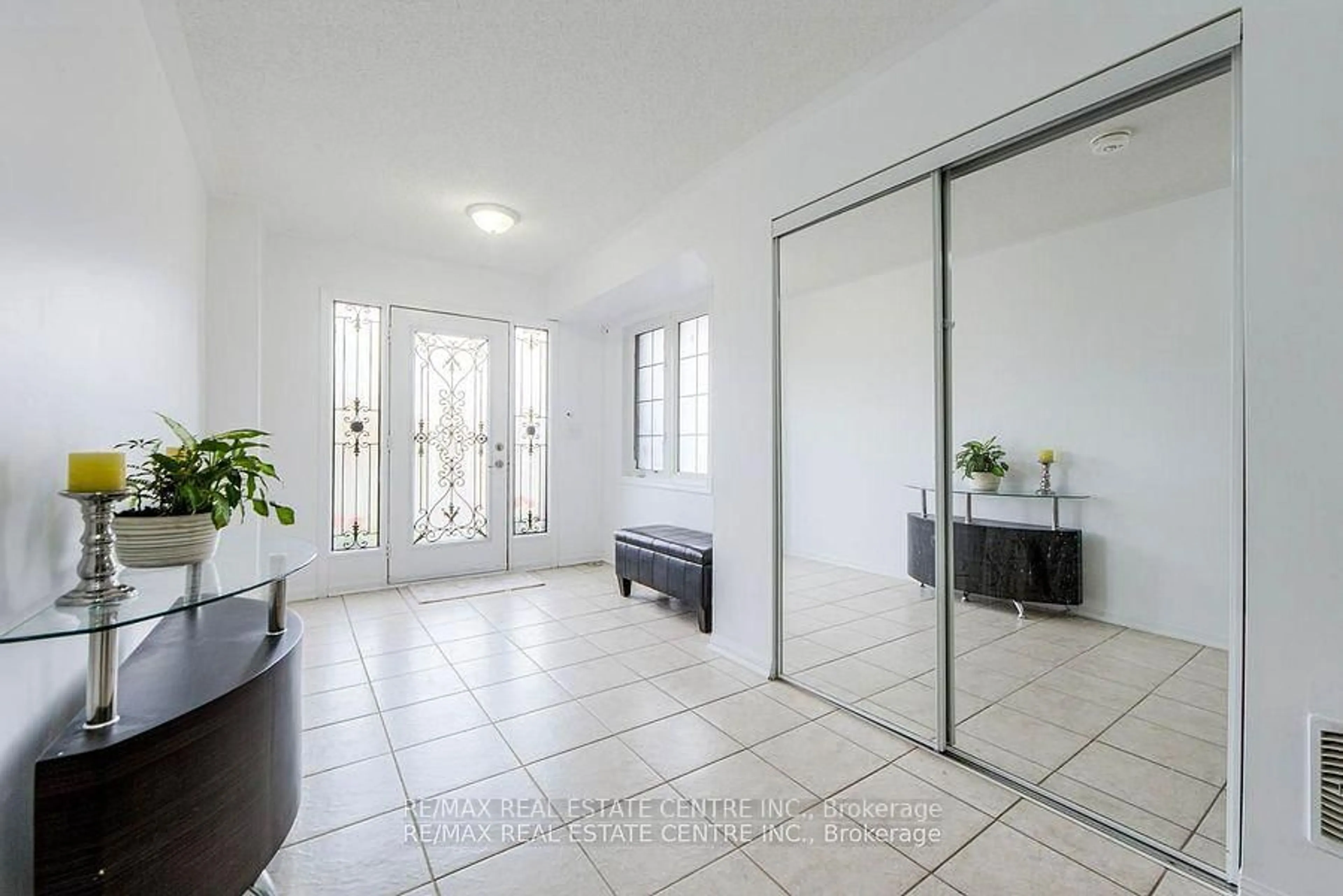 Indoor entryway for 620 Ferguson Dr #3, Milton Ontario L9T 0M7