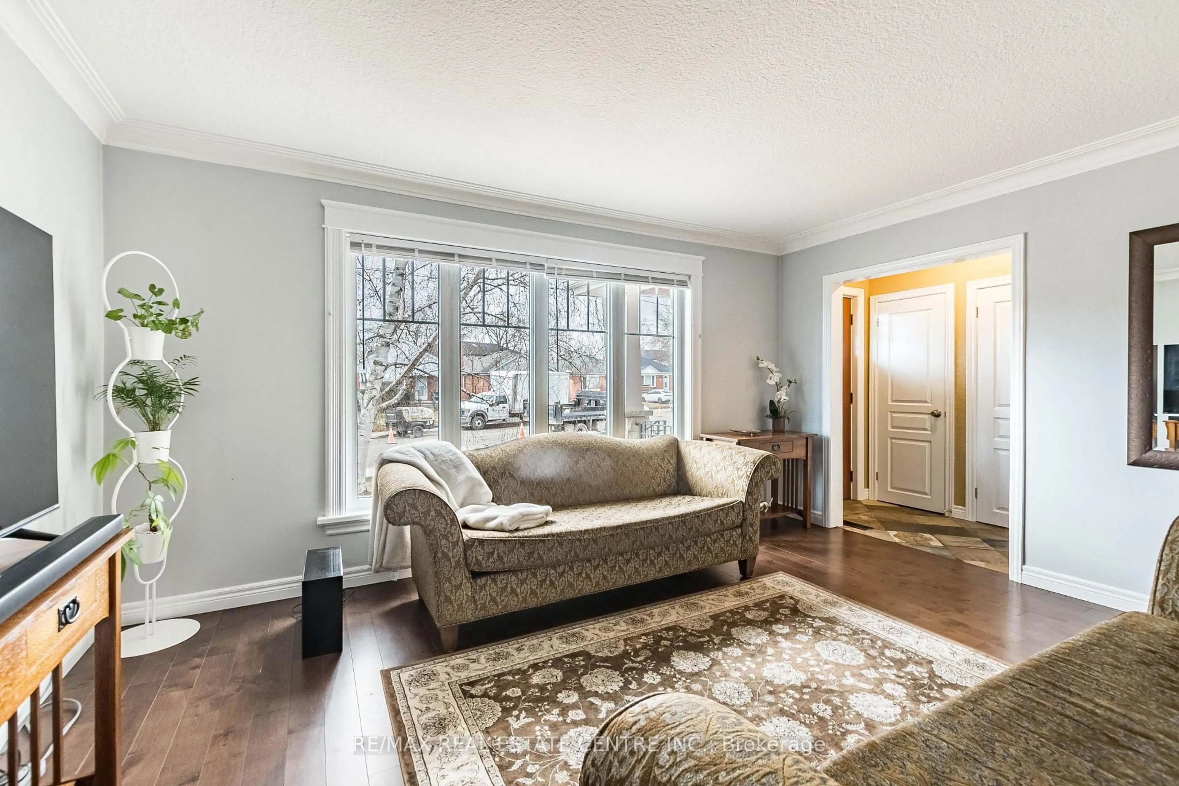 Living room with furniture, unknown for 37 Maple Ave, Mississauga Ontario L5H 2S1