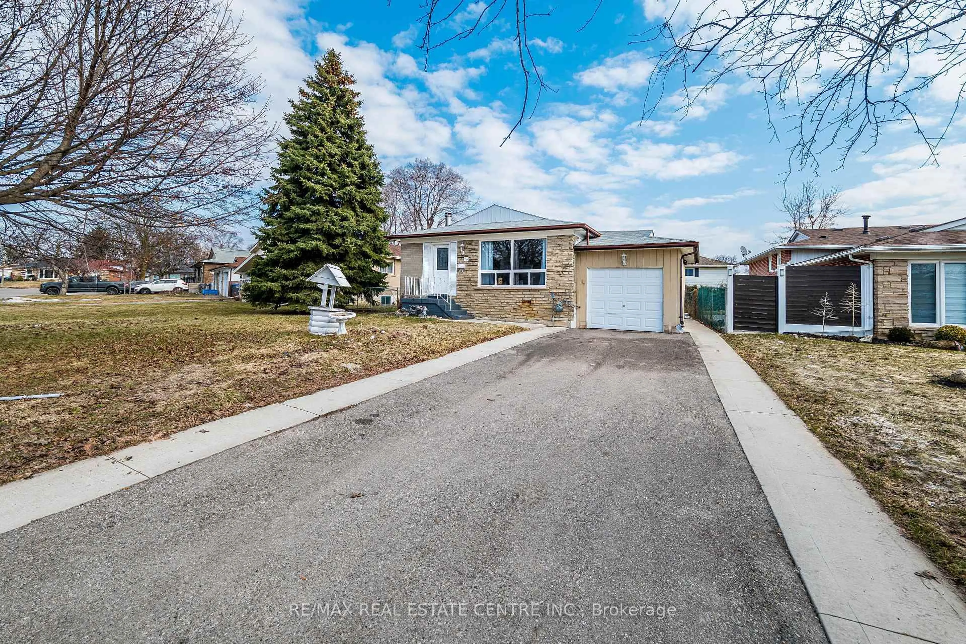 A pic from outside/outdoor area/front of a property/back of a property/a pic from drone, street for 18 Northwood Dr, Brampton Ontario L6X 2L2
