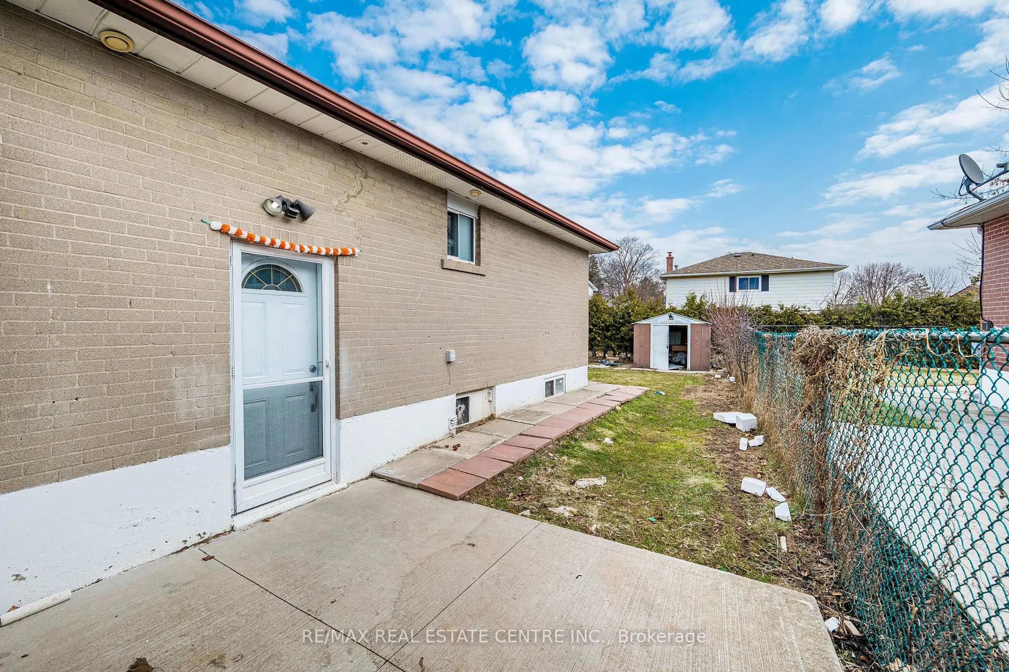 A pic from outside/outdoor area/front of a property/back of a property/a pic from drone, street for 18 Northwood Dr, Brampton Ontario L6X 2L2
