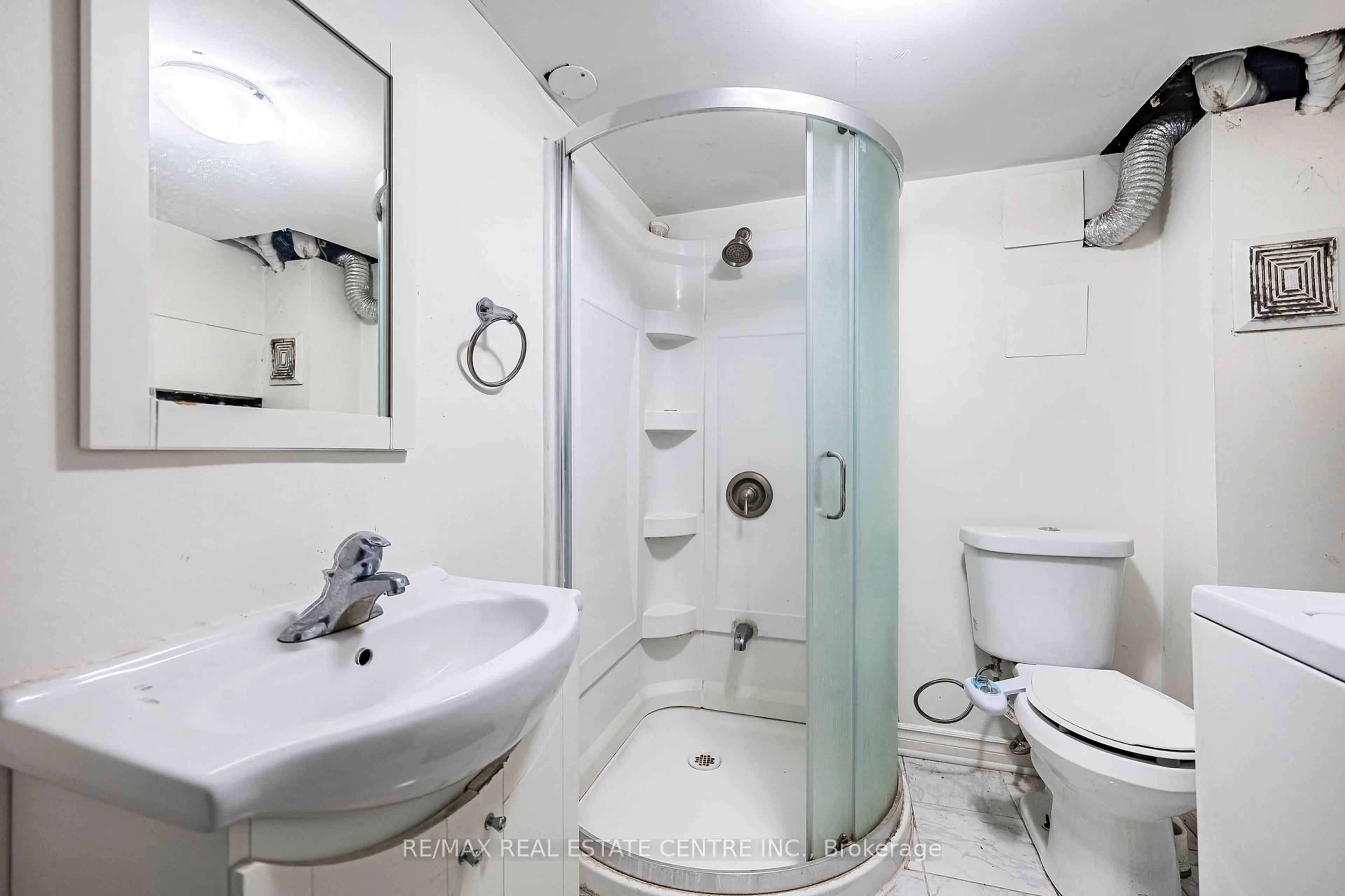 Standard bathroom, unknown for 18 Northwood Dr, Brampton Ontario L6X 2L2