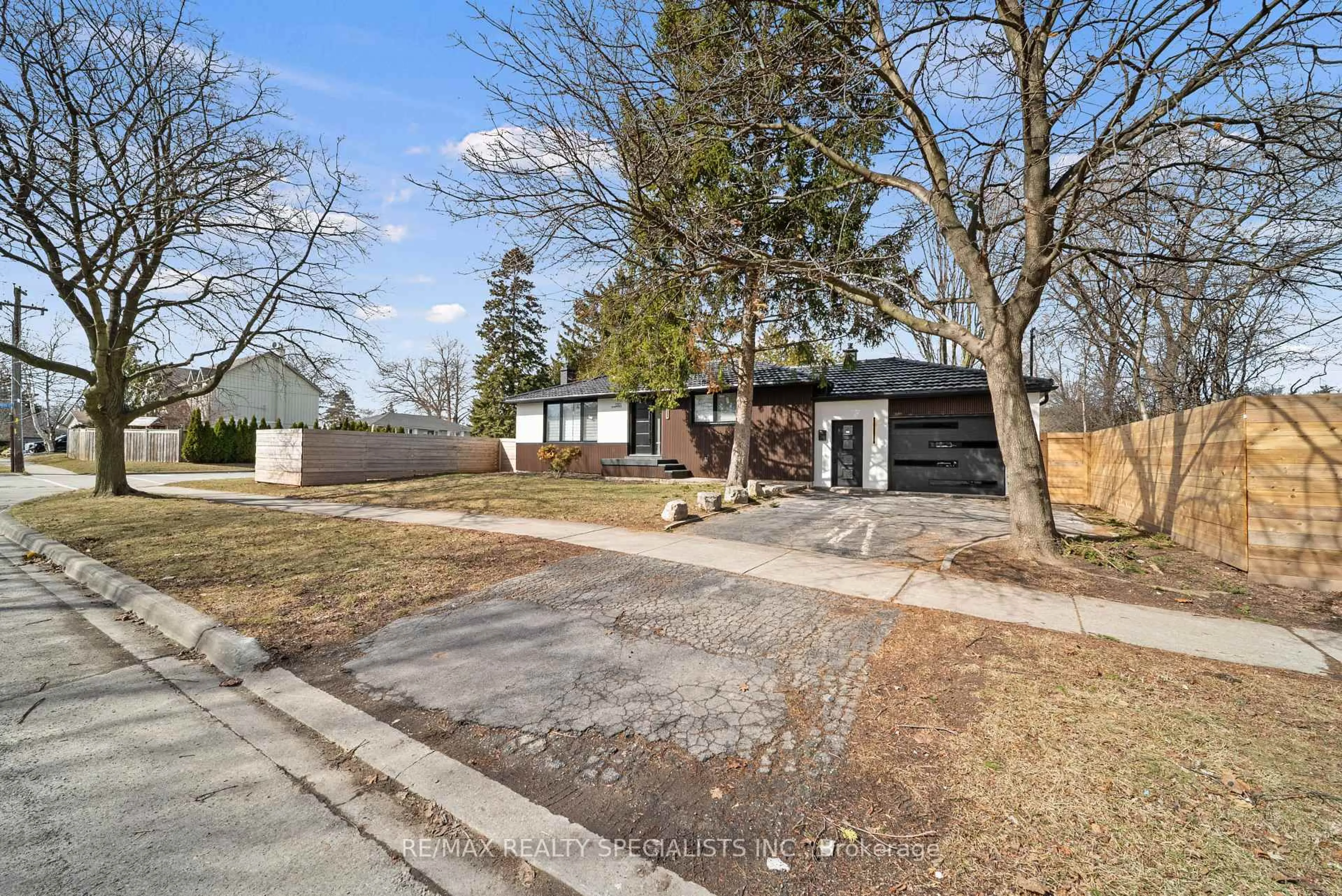 A pic from outside/outdoor area/front of a property/back of a property/a pic from drone, street for 5361 Bromley Rd, Burlington Ontario L7L 3G6