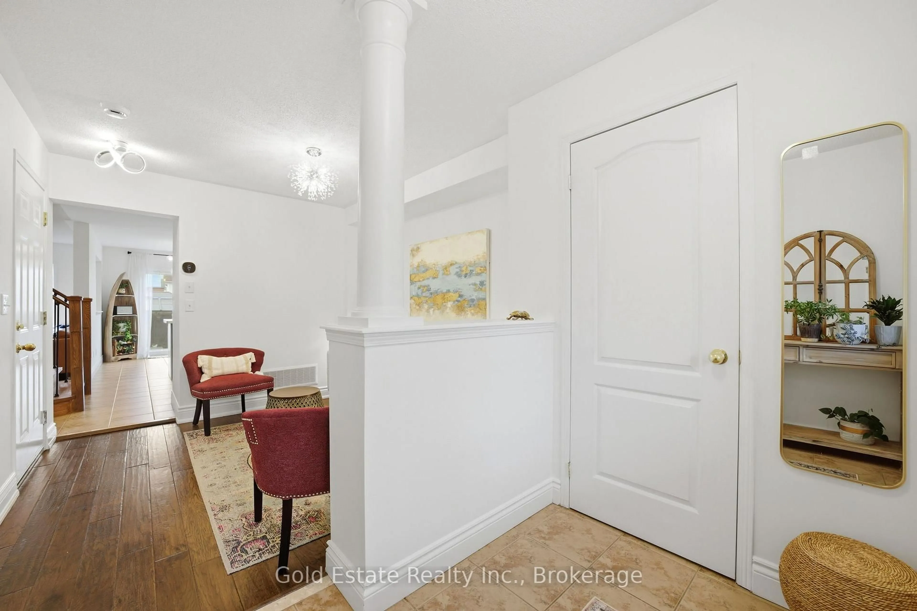 Indoor entryway for 4875 Valera Rd, Burlington Ontario L7M 0H4