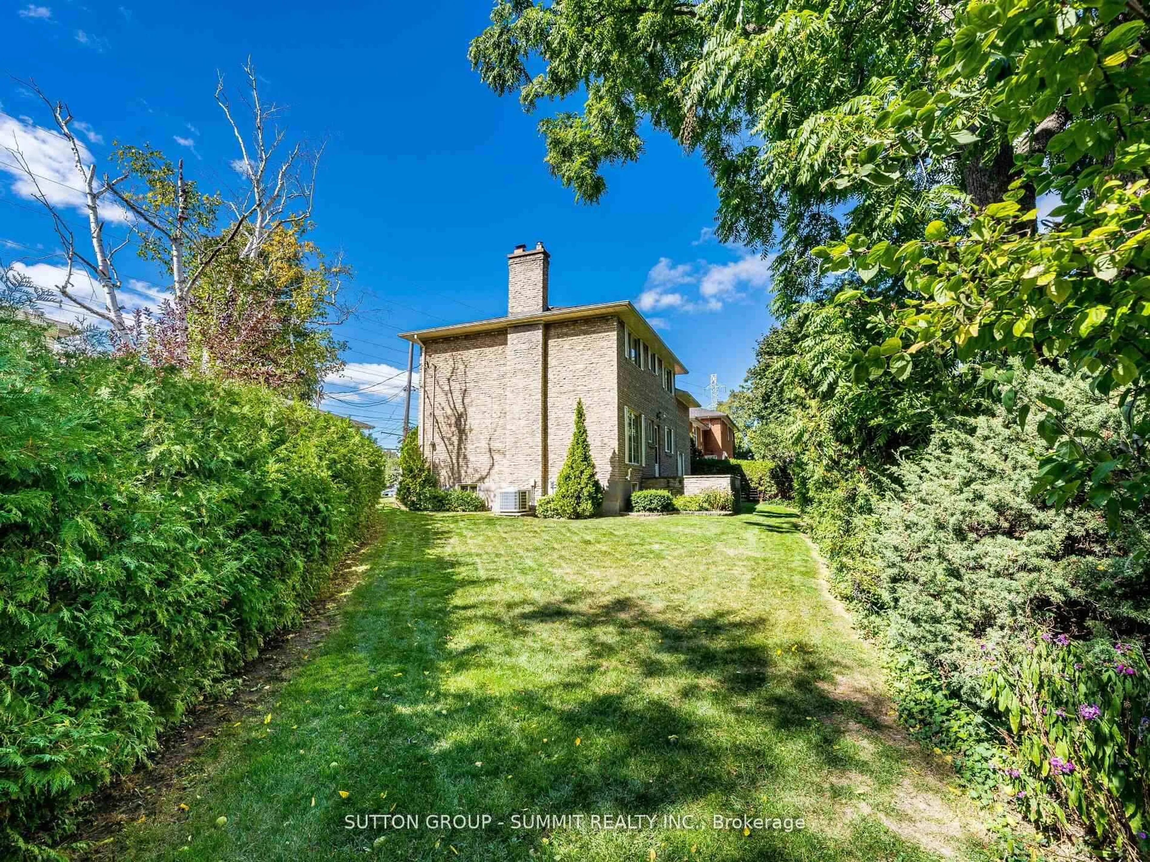 A pic from outside/outdoor area/front of a property/back of a property/a pic from drone, street for 7 Lochway Crt, Toronto Ontario M9B 4G6