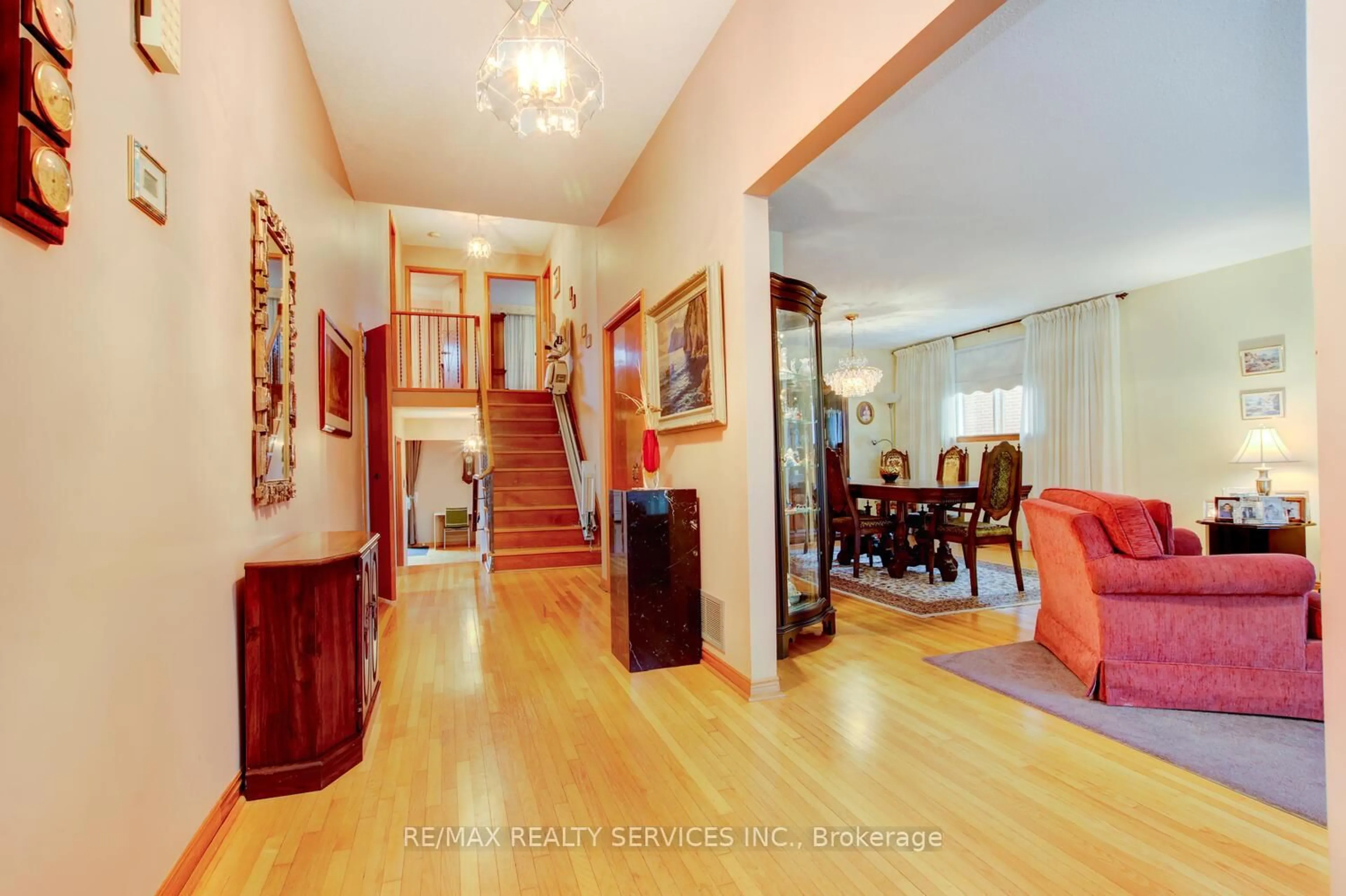 Indoor foyer for 78 Massey St, Brampton Ontario L6S 2W5
