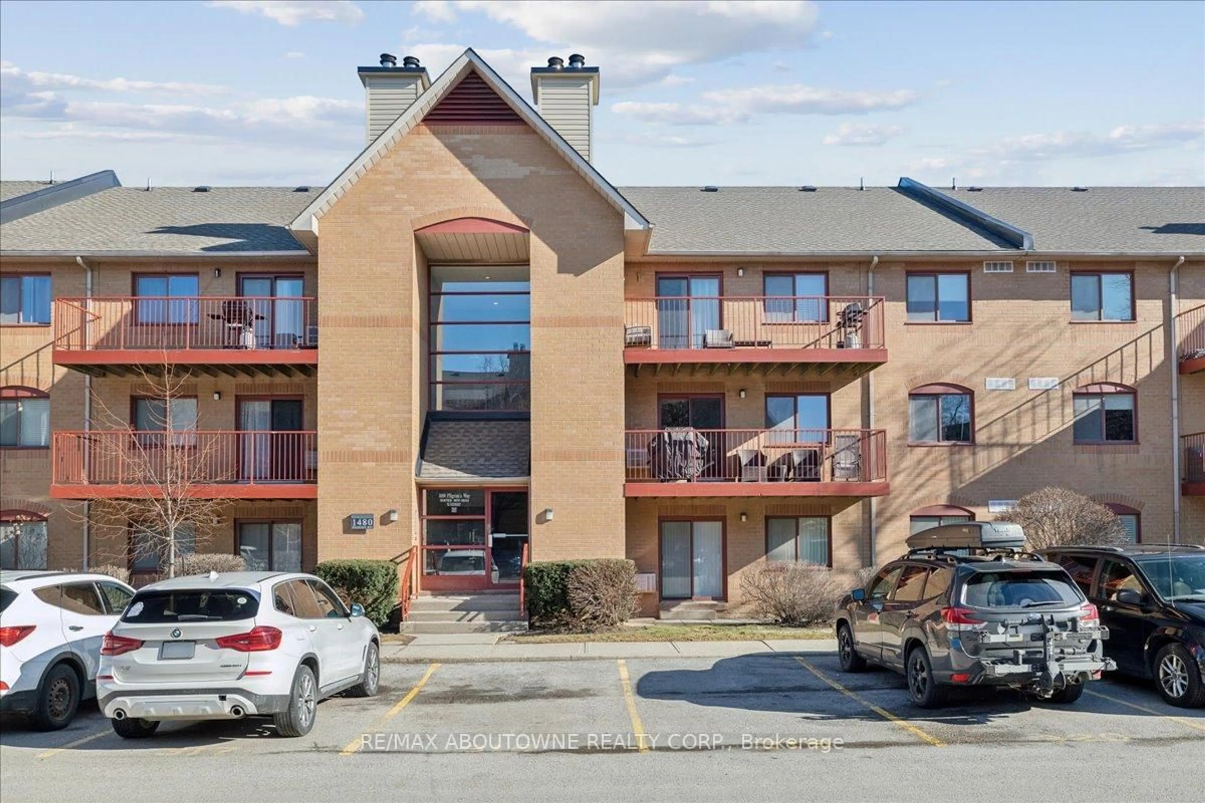 A pic from outside/outdoor area/front of a property/back of a property/a pic from drone, mountain view for 1480 Pilgrims Way #1622, Oakville Ontario L6M 3G7