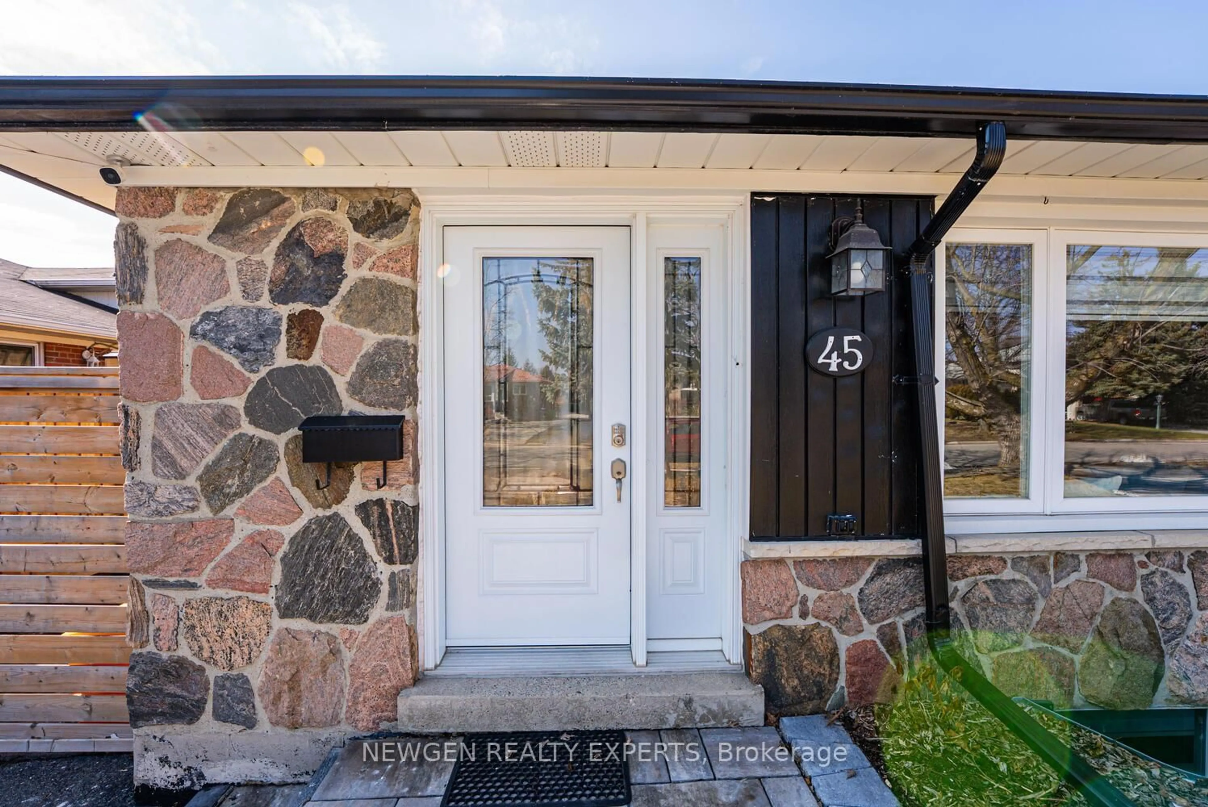 Indoor entryway for 45 Grange Dr, Brampton Ontario L6X 2H1