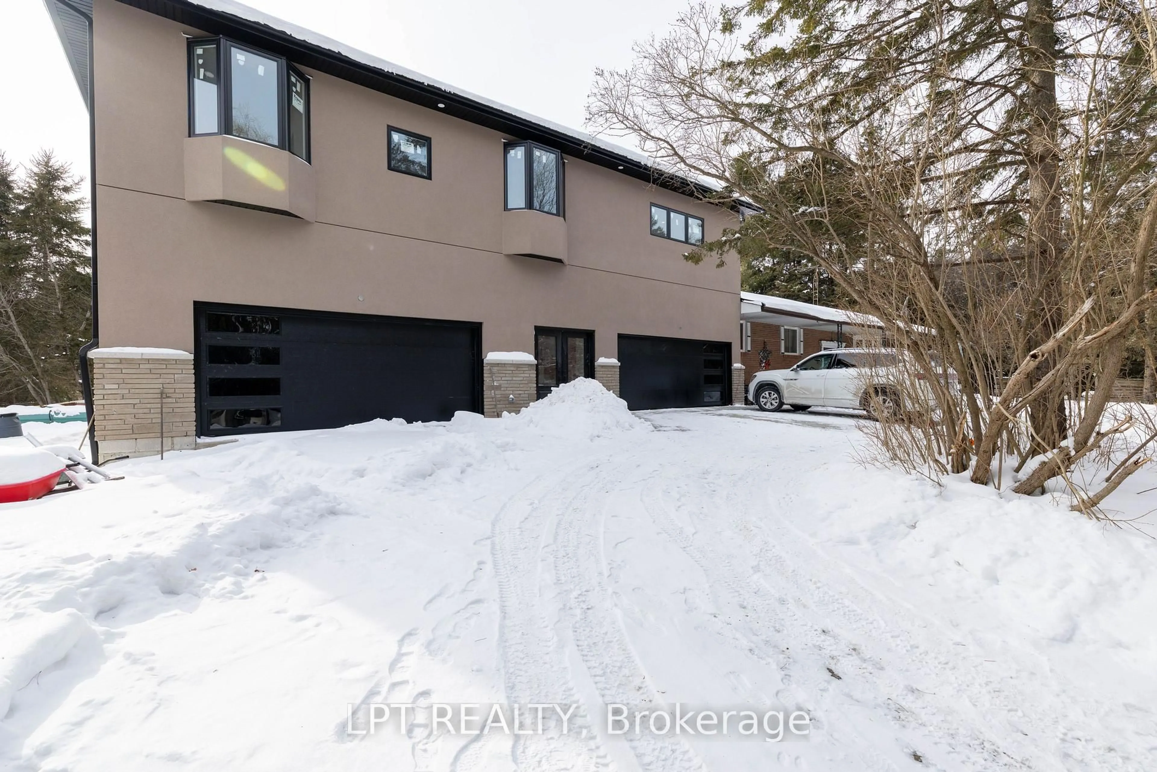 Indoor garage for 15142 Mount Pleasant Rd, Caledon Ontario L7E 3M4