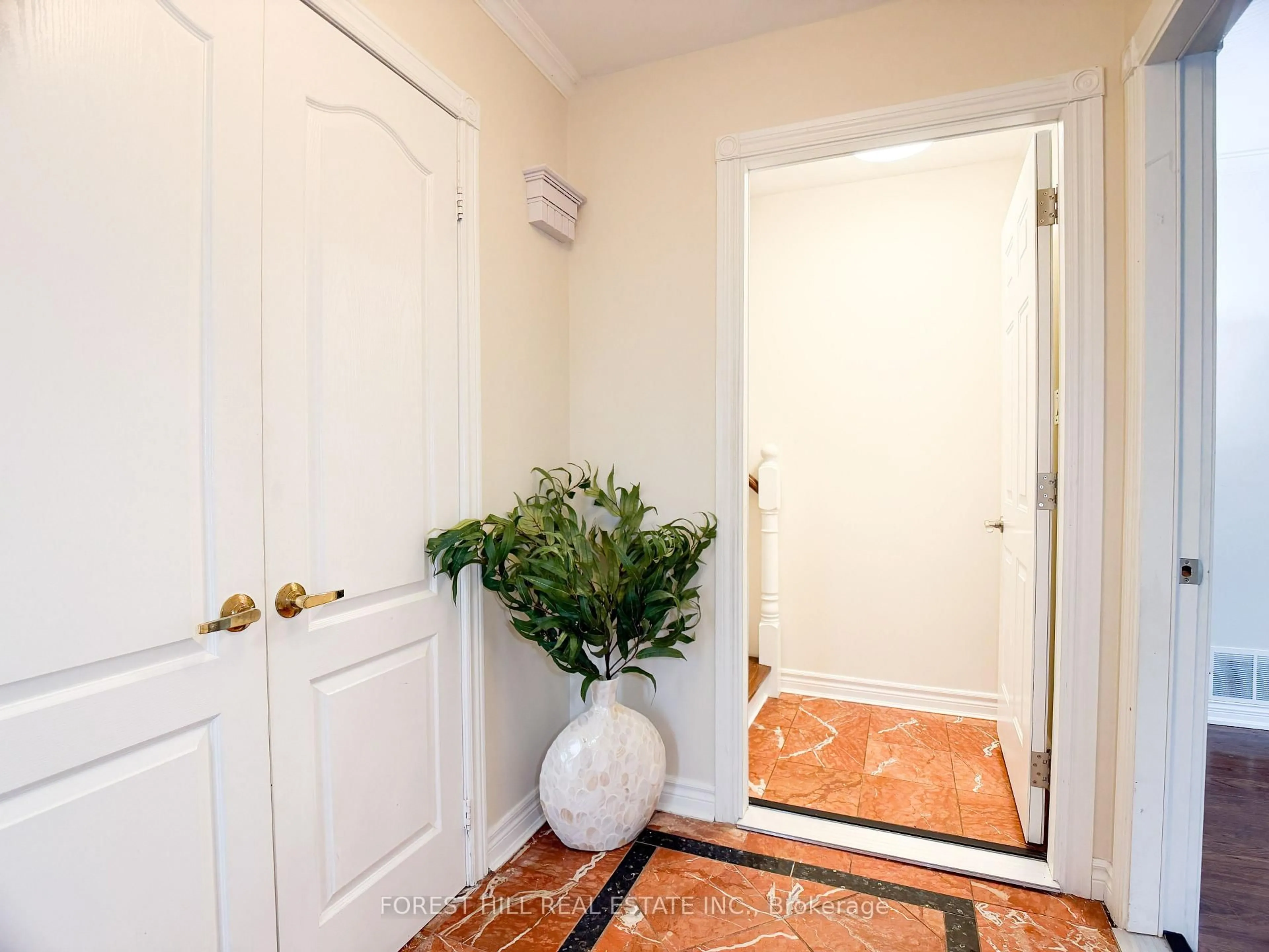 Indoor entryway for 1178 Kipling Ave, Toronto Ontario M9B 3M6