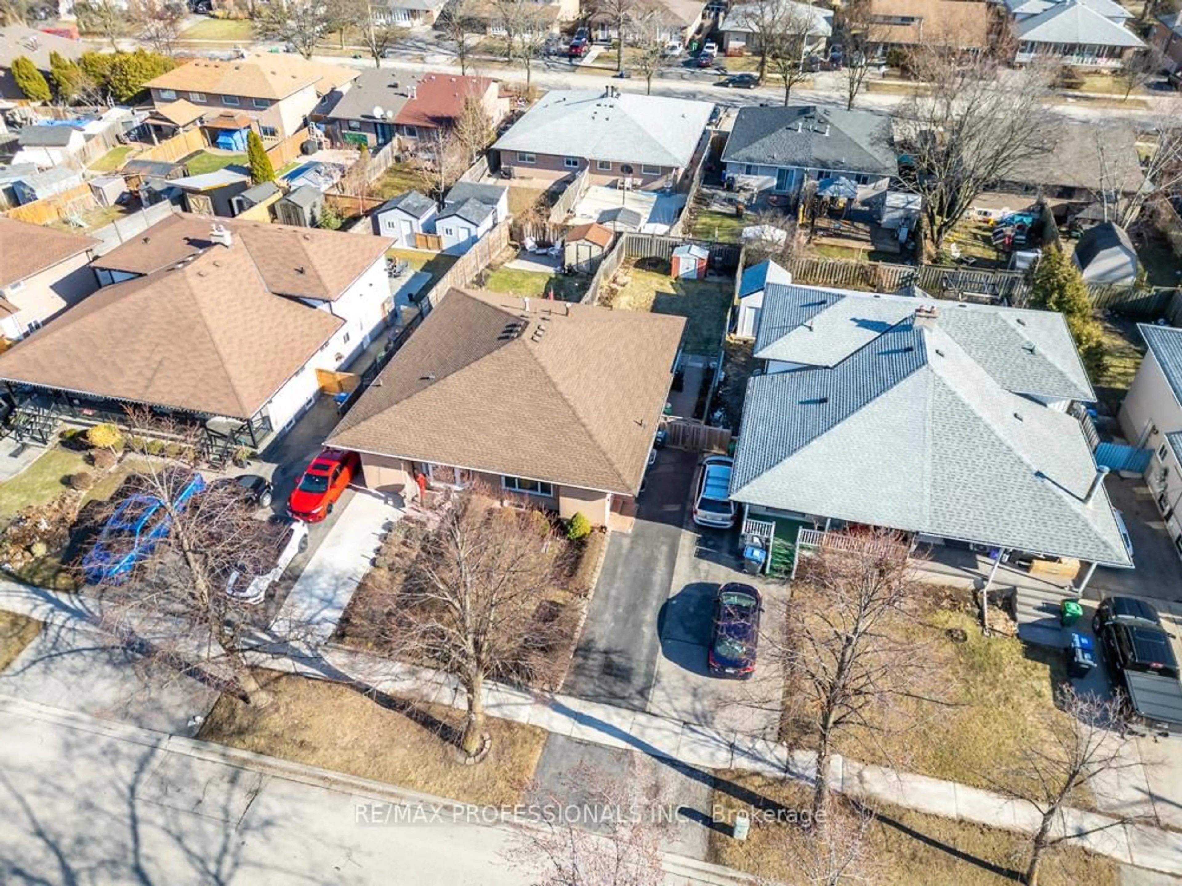 A pic from outside/outdoor area/front of a property/back of a property/a pic from drone, street for 2416 Padstow Cres, Mississauga Ontario L5J 2G4