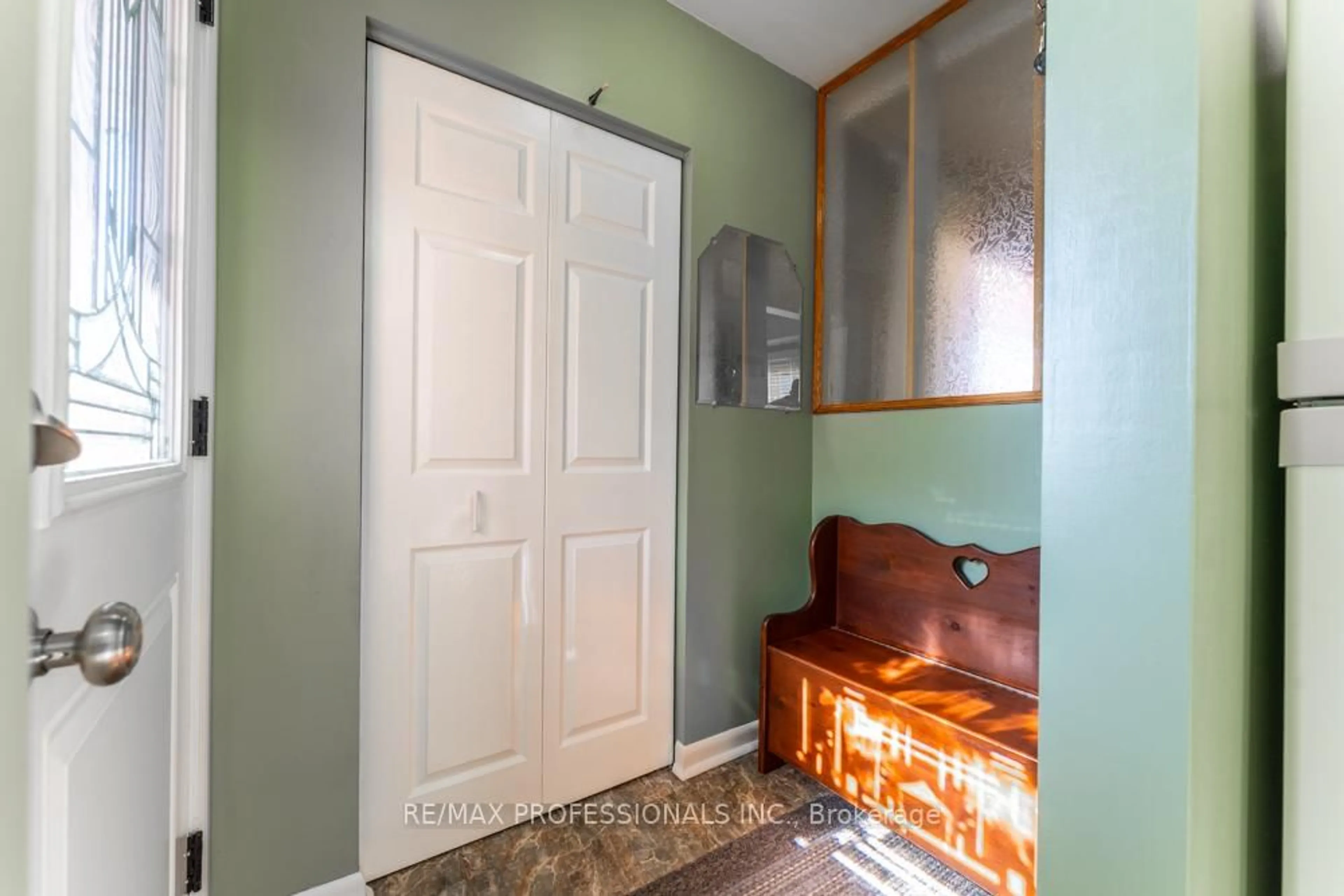 Indoor entryway for 2416 Padstow Cres, Mississauga Ontario L5J 2G4
