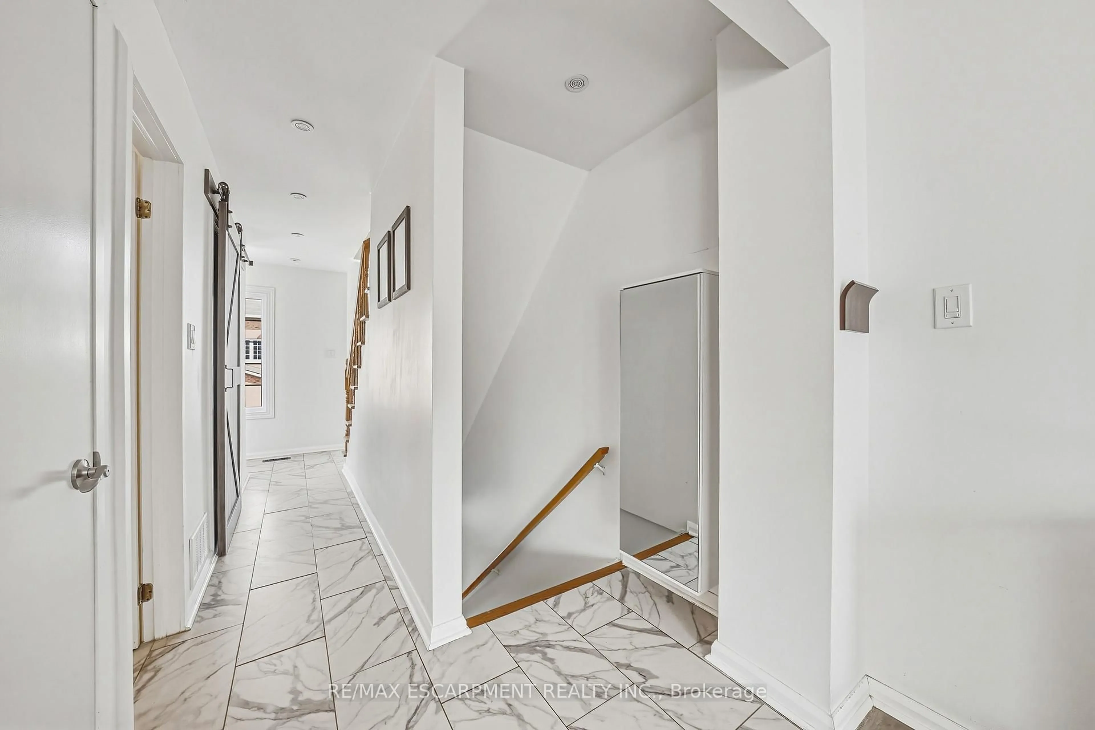 Indoor foyer for 2055 Walkers Line #242, Burlington Ontario L7M 4B5