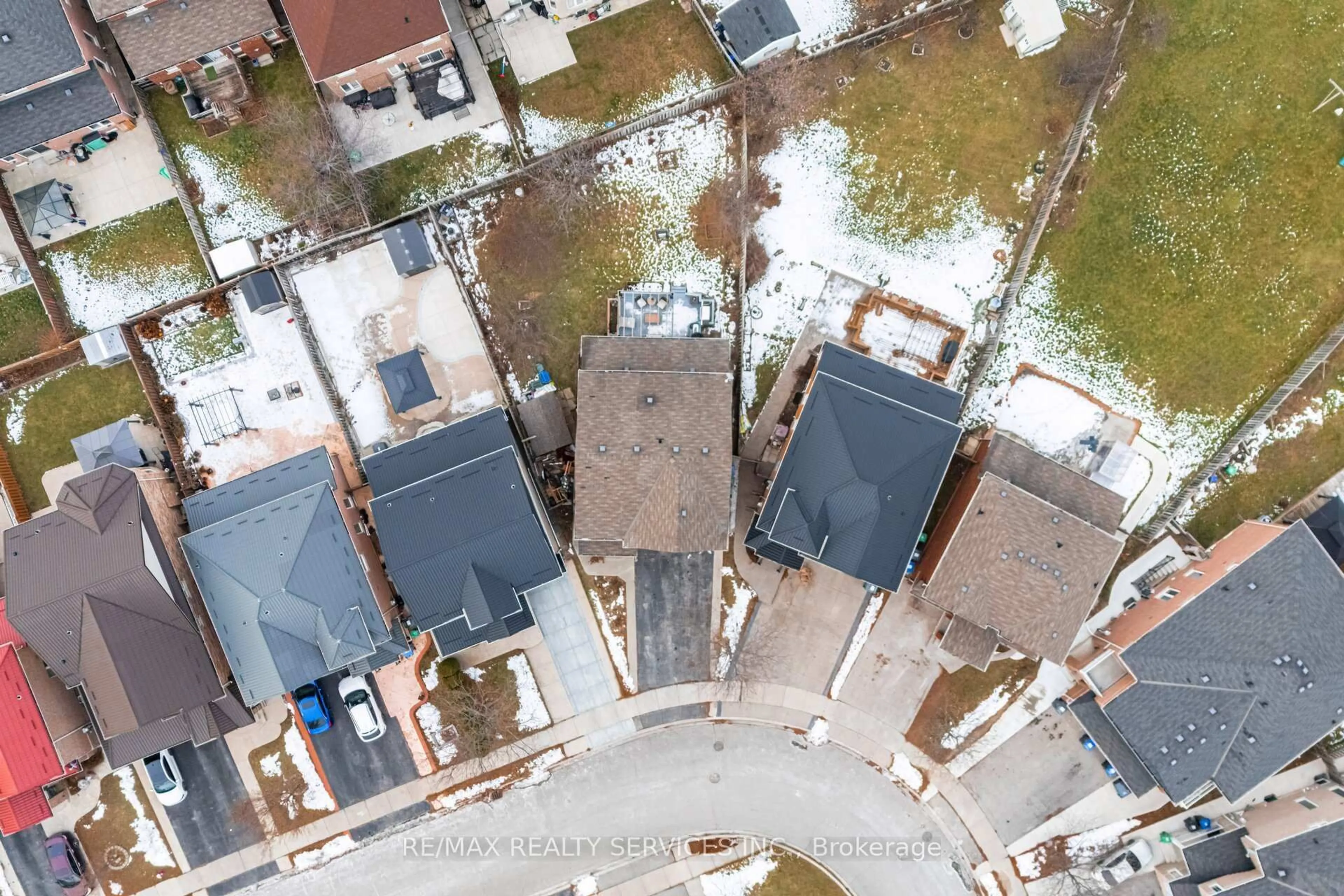 A pic from outside/outdoor area/front of a property/back of a property/a pic from drone, street for 31 Seahorse Ave, Brampton Ontario L6V 4N7