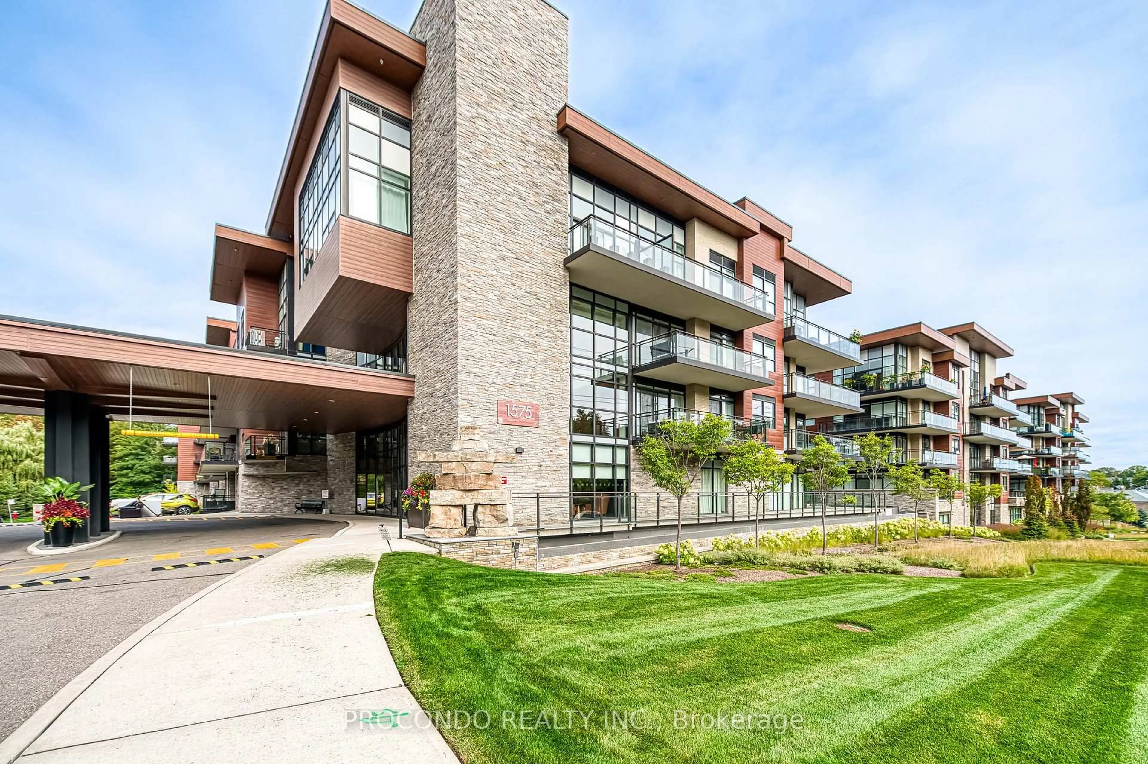 Patio, building for 1575 Lakeshore Rd #350, Mississauga Ontario L5J 0B1