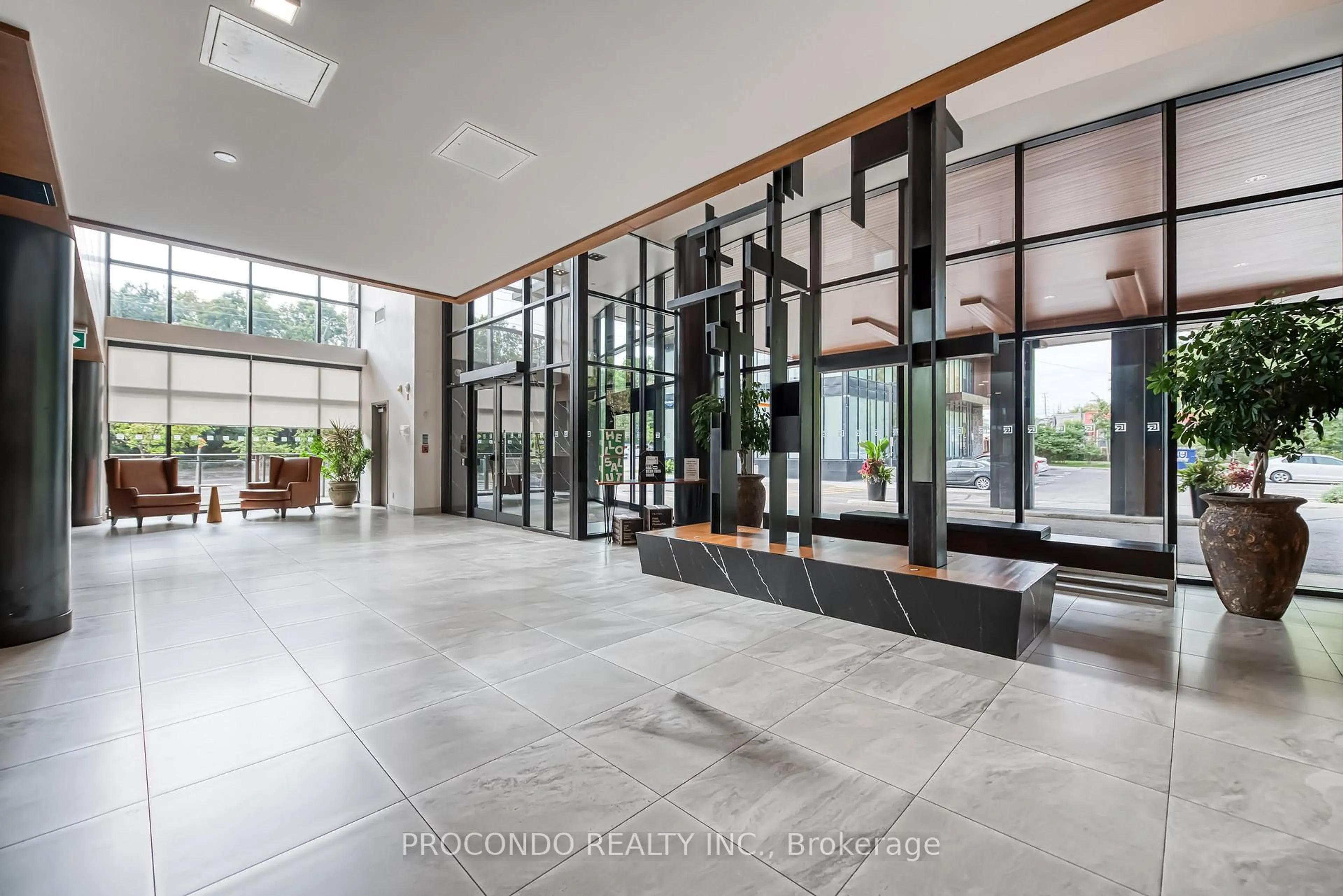 Indoor foyer for 1575 Lakeshore Rd #350, Mississauga Ontario L5J 0B1