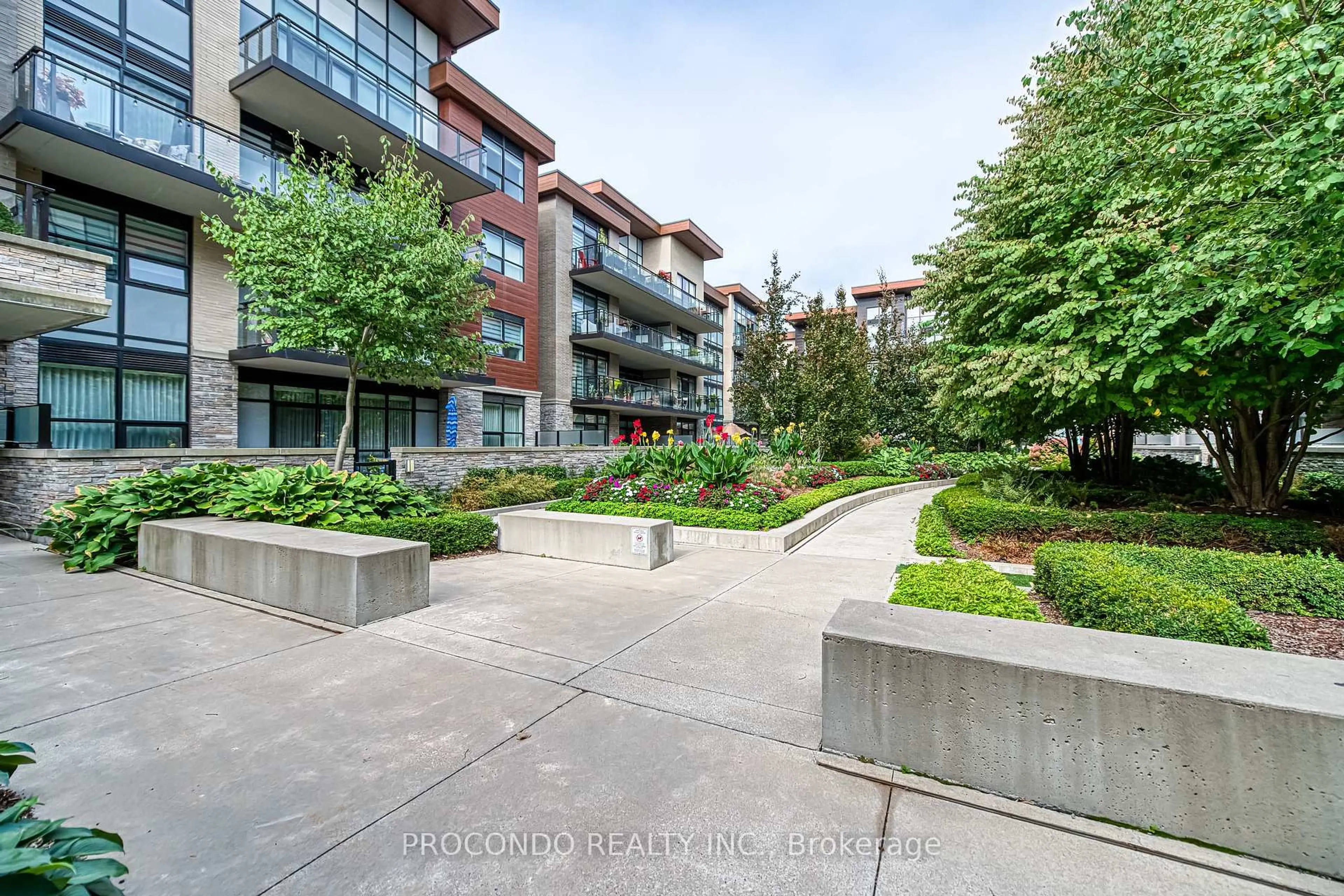 Patio, street for 1575 Lakeshore Rd #350, Mississauga Ontario L5J 0B1