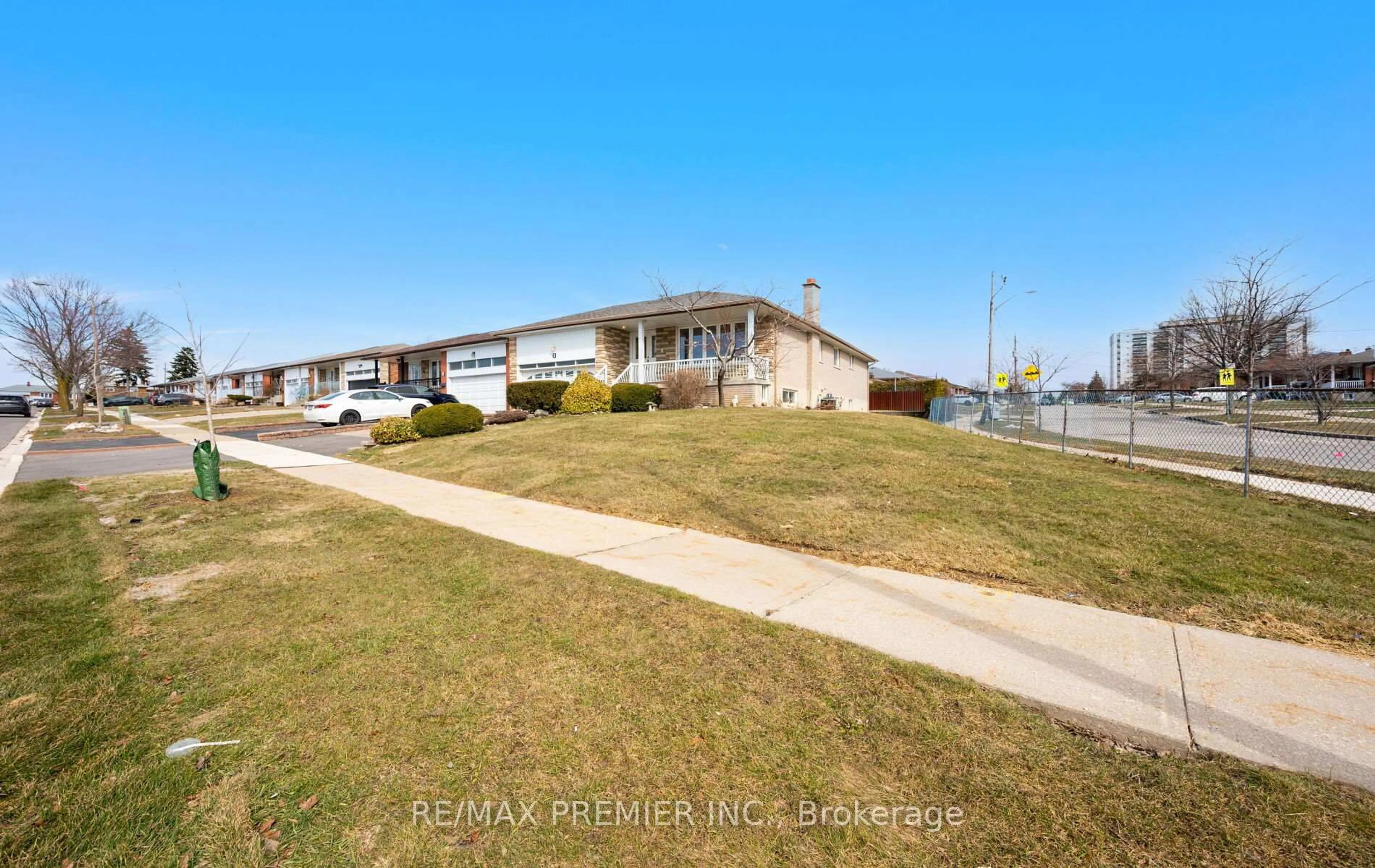 A pic from outside/outdoor area/front of a property/back of a property/a pic from drone, water/lake/river/ocean view for 3 Mayberry Rd, Toronto Ontario M3N 2A5