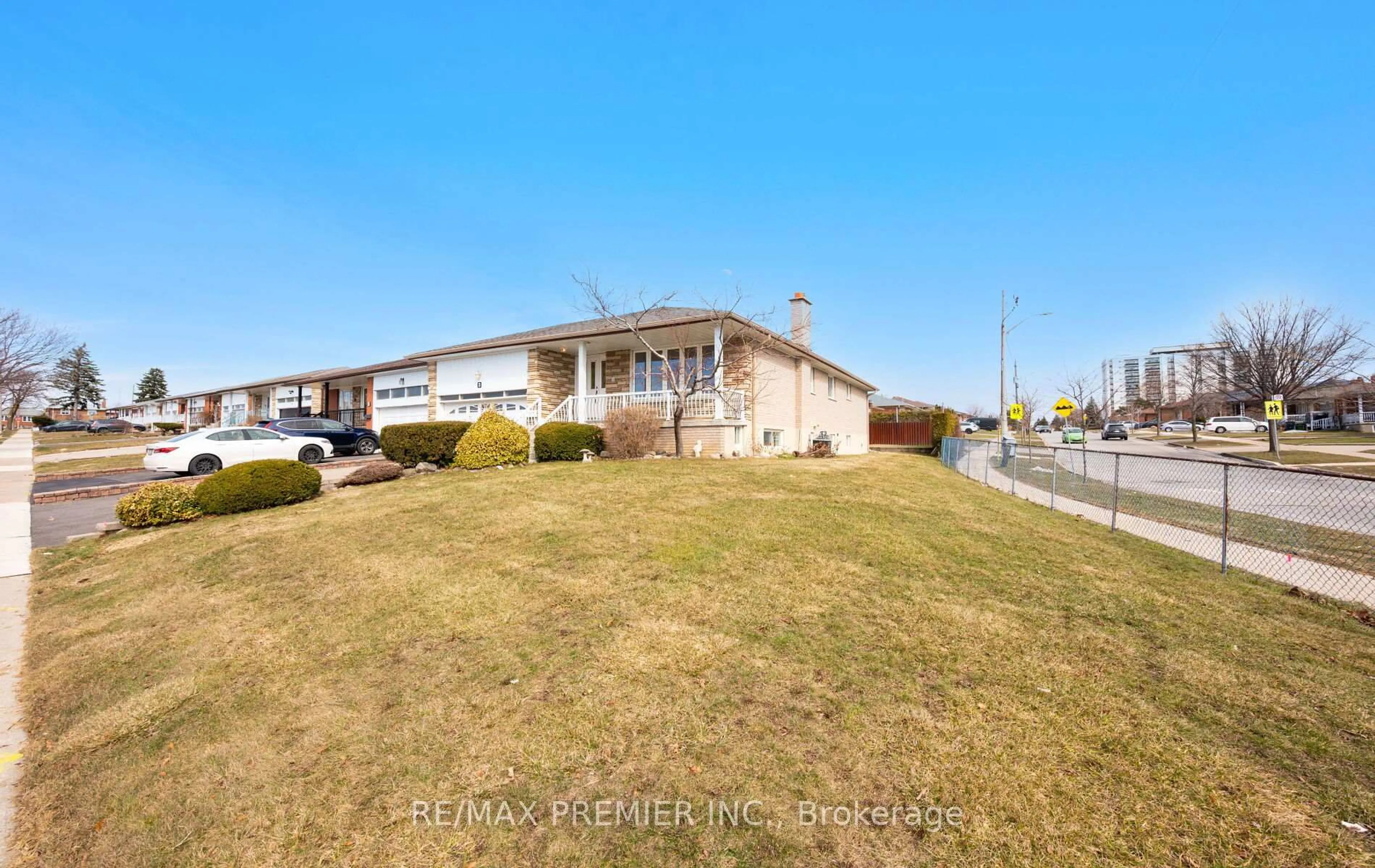 A pic from outside/outdoor area/front of a property/back of a property/a pic from drone, unknown for 3 Mayberry Rd, Toronto Ontario M3N 2A5