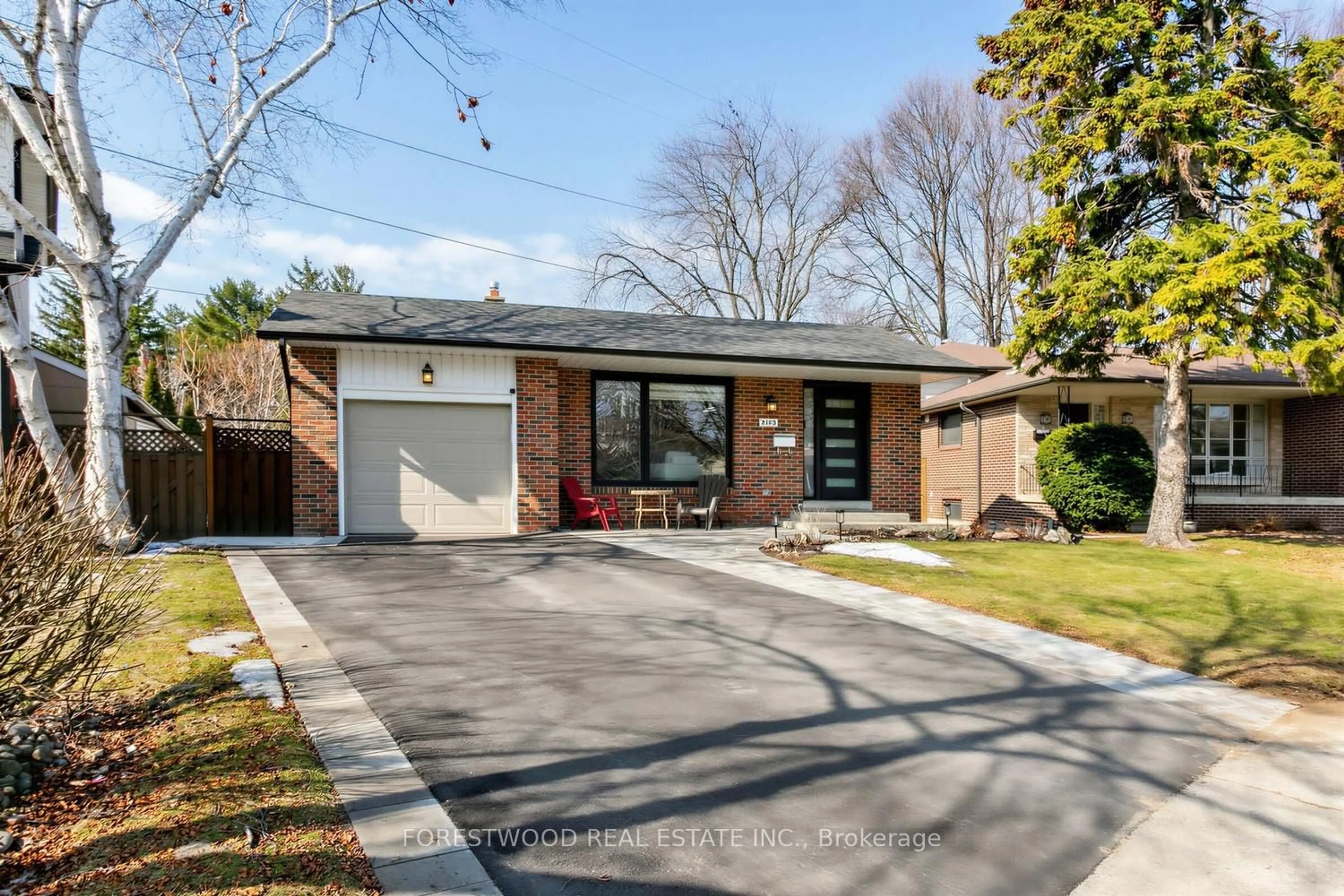 Home with brick exterior material, street for 2185 Wyton Crt, Mississauga Ontario L4Y 1X3