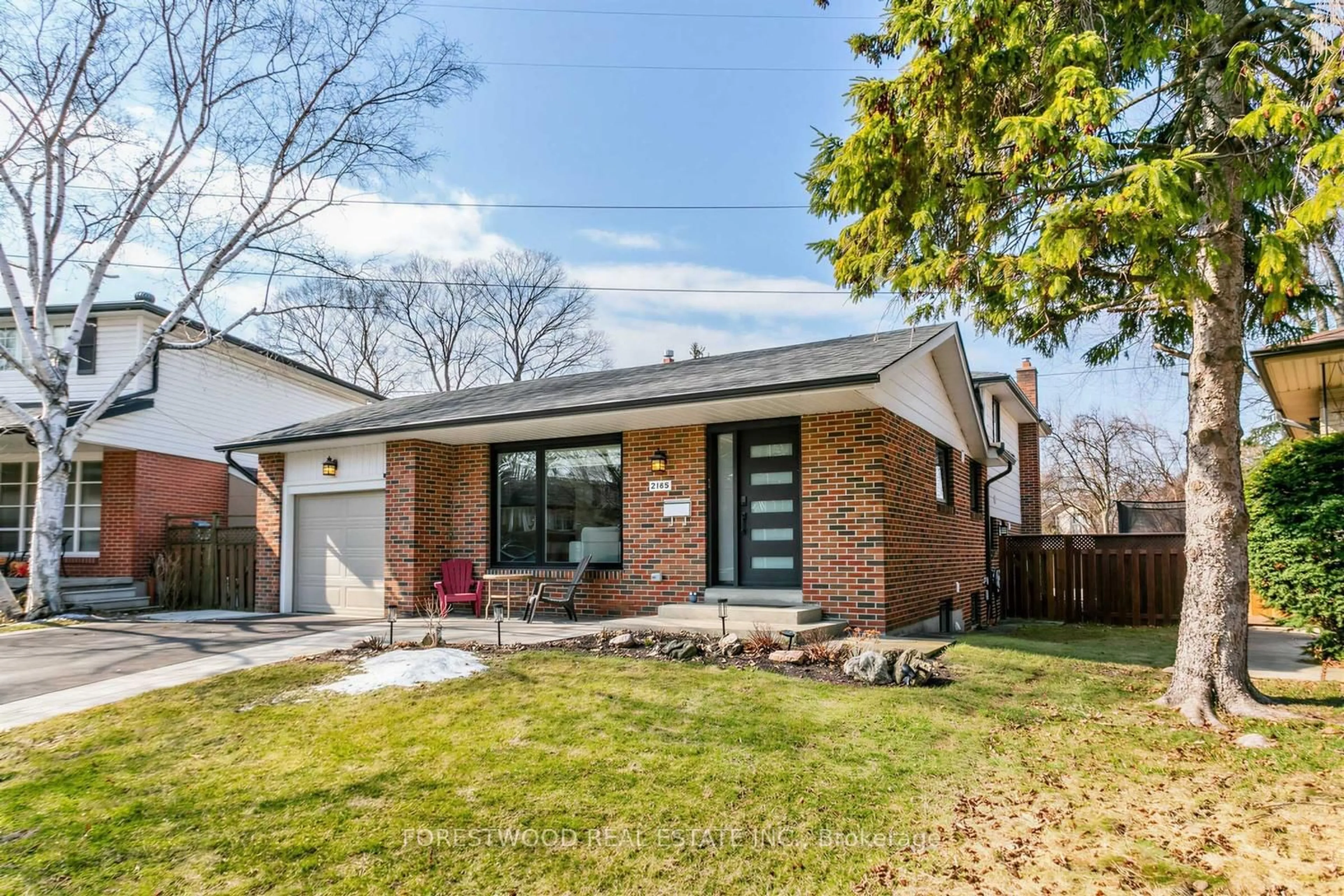 Home with brick exterior material, street for 2185 Wyton Crt, Mississauga Ontario L4Y 1X3