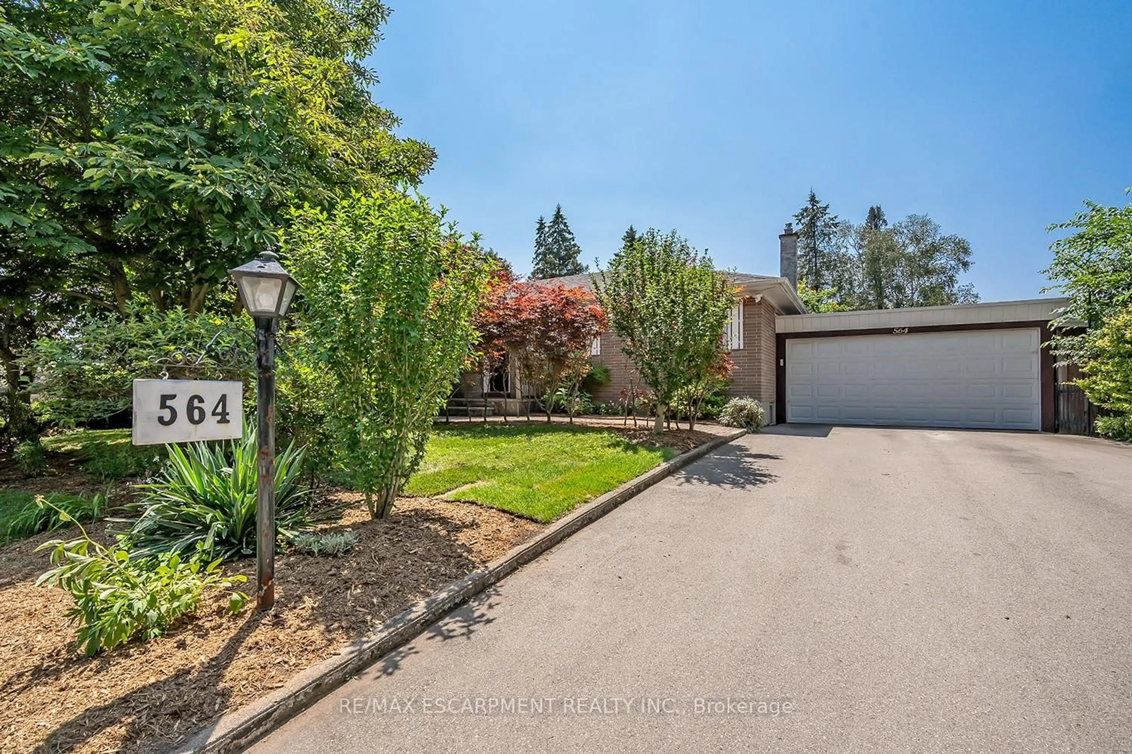 A pic from outside/outdoor area/front of a property/back of a property/a pic from drone, street for 564 Maplehill Dr, Burlington Ontario L7N 2W3