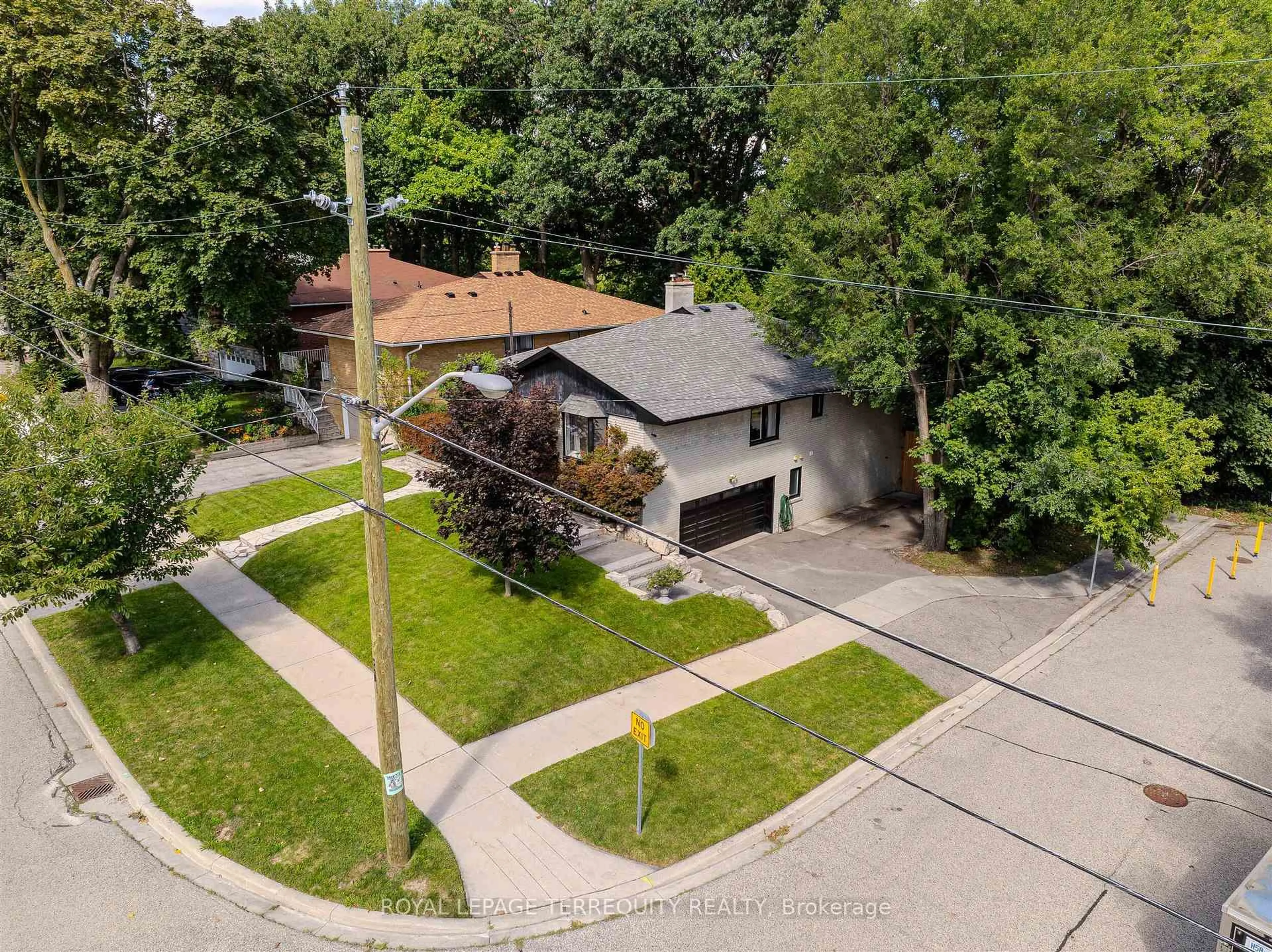 A pic from outside/outdoor area/front of a property/back of a property/a pic from drone, street for 92 Saskatoon Dr, Toronto Ontario M9P 2G4