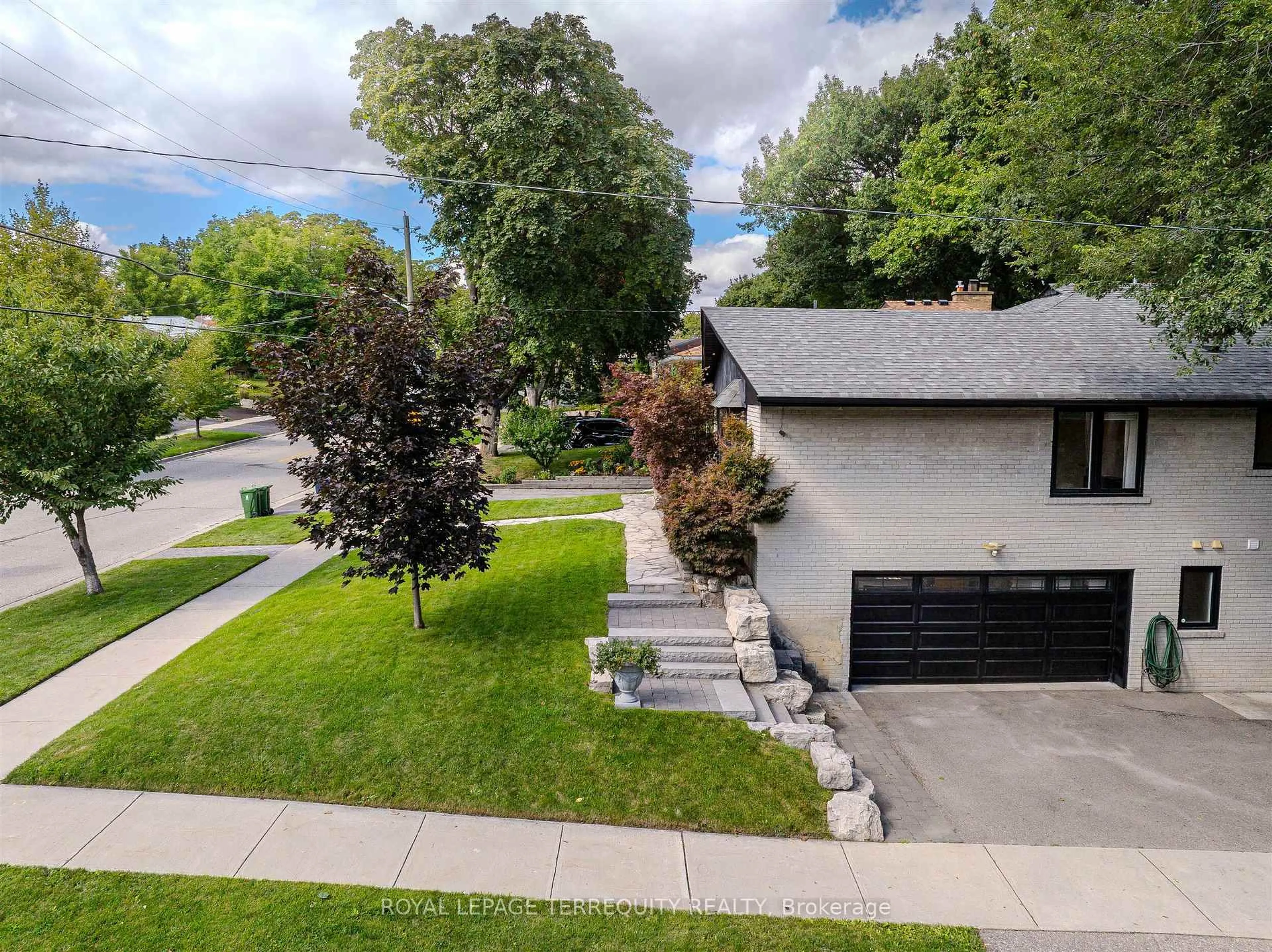 A pic from outside/outdoor area/front of a property/back of a property/a pic from drone, street for 92 Saskatoon Dr, Toronto Ontario M9P 2G4