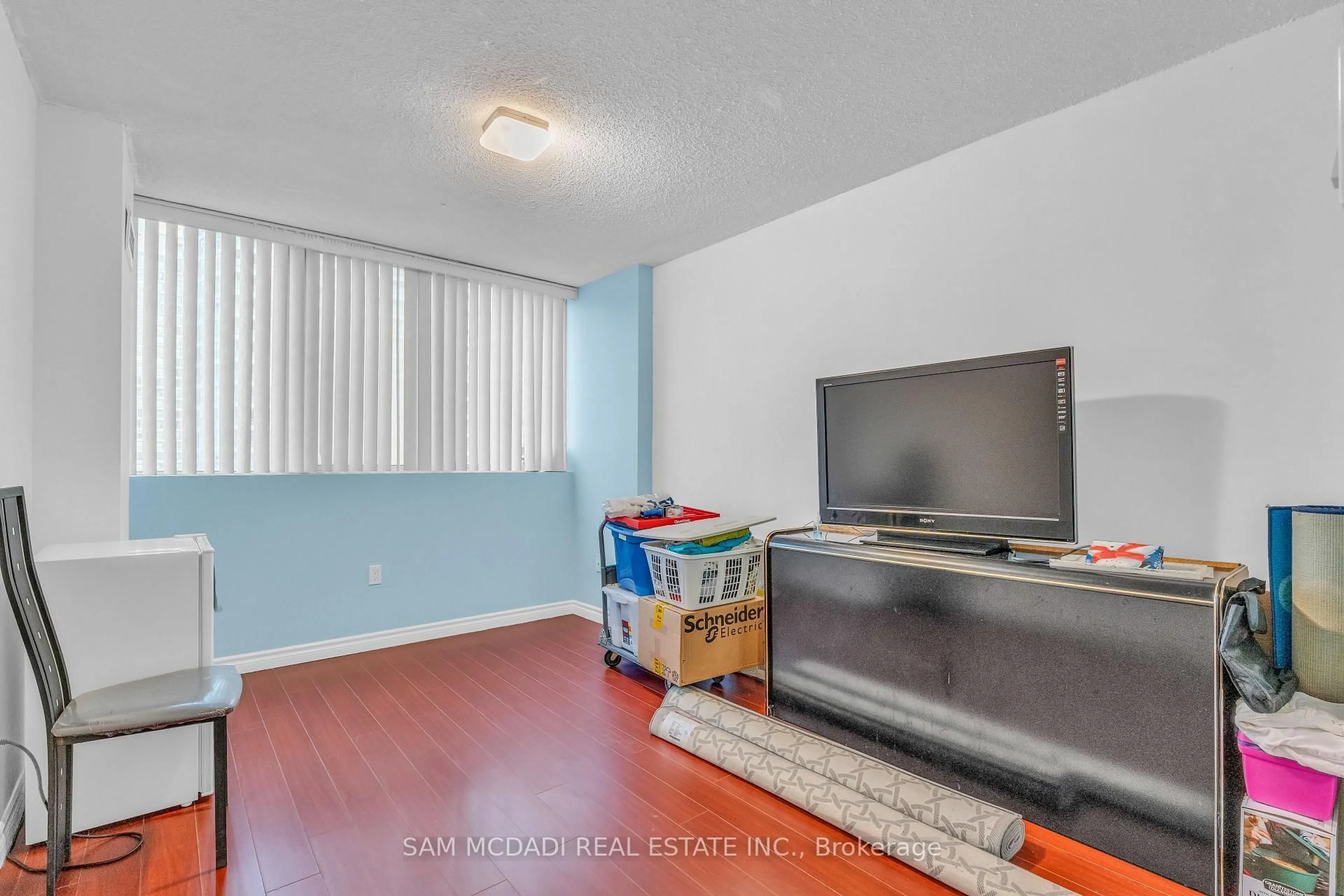 A pic of a room for 3590 Kaneff Cres #605, Mississauga Ontario K5A 3X3