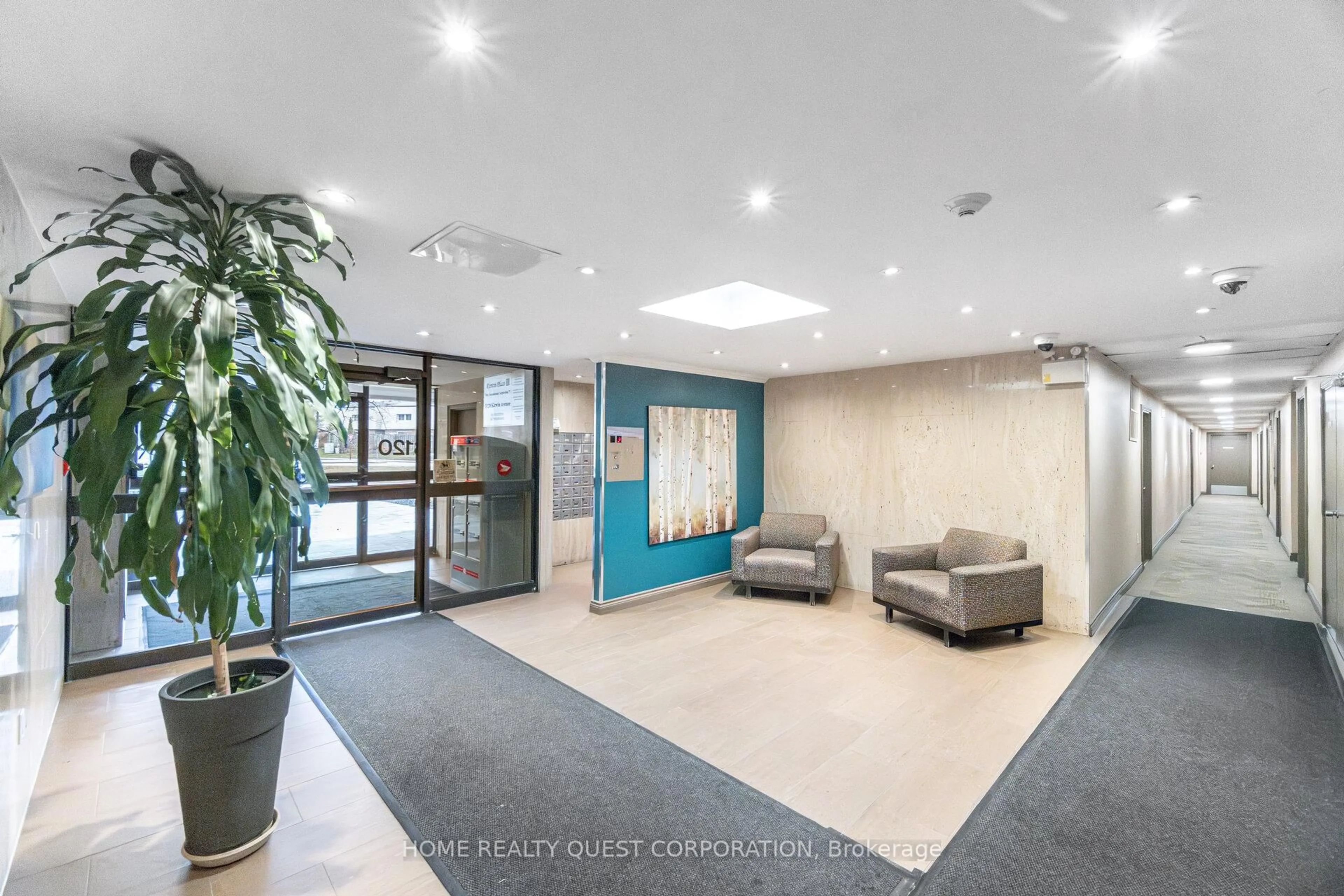 Indoor foyer for 3120 Kirwin Ave #605, Mississauga Ontario L5A 3R2