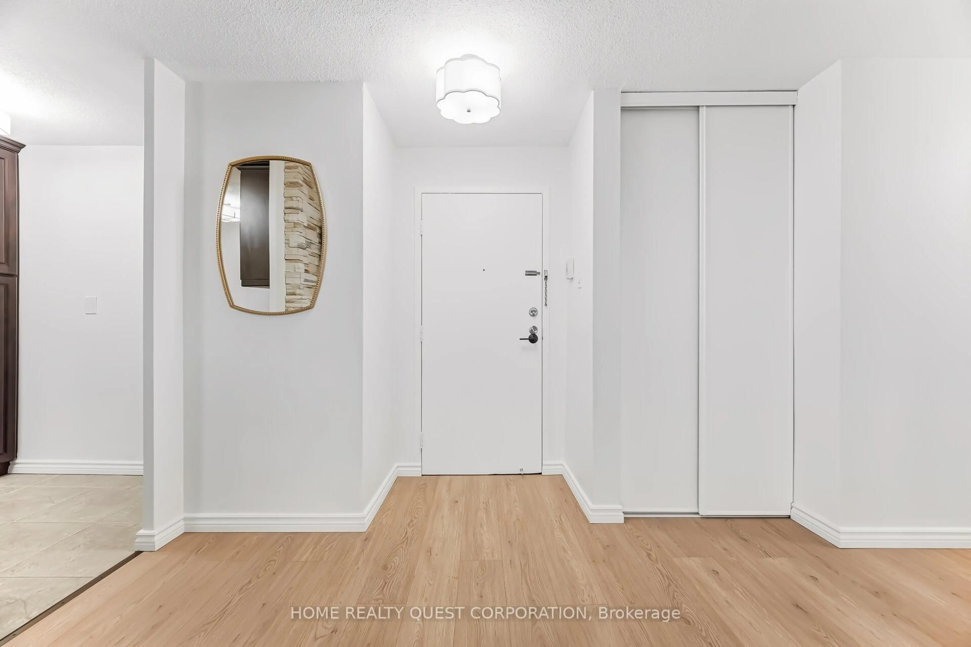Indoor entryway for 3120 Kirwin Ave #605, Mississauga Ontario L5A 3R2