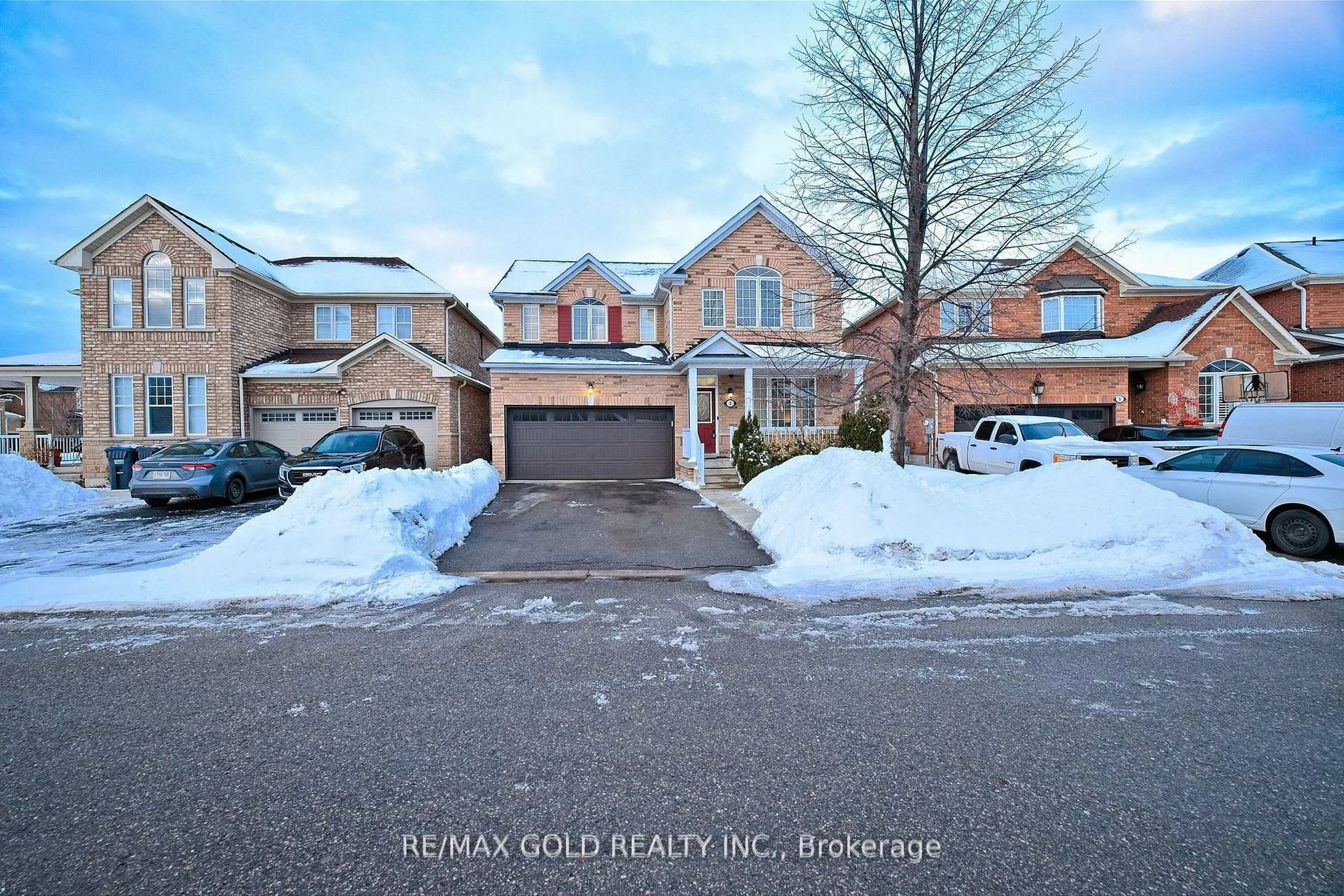 A pic from outside/outdoor area/front of a property/back of a property/a pic from drone, street for 3 Spotted Owl Cres, Brampton Ontario L7A 0H9
