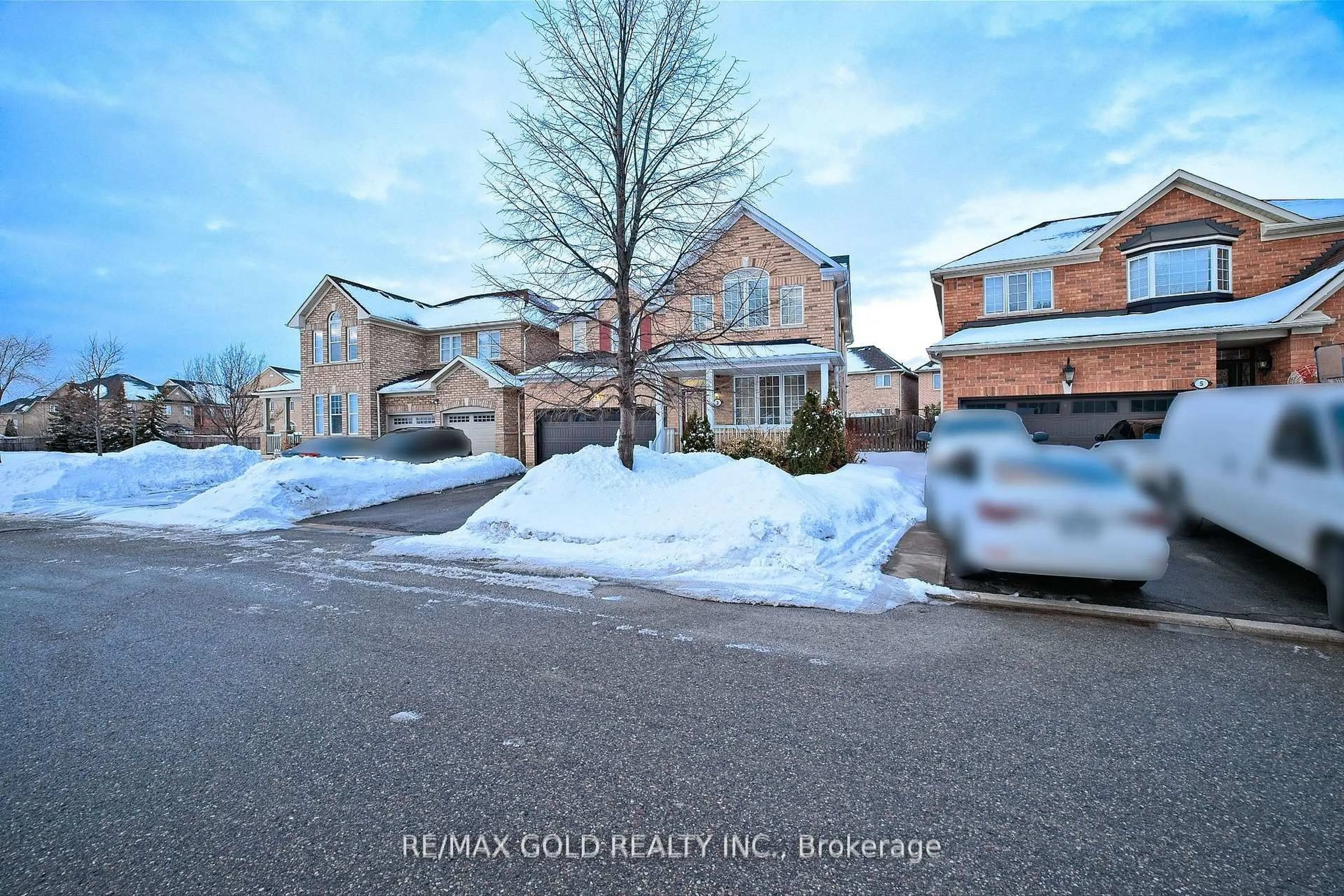 A pic from outside/outdoor area/front of a property/back of a property/a pic from drone, street for 3 Spotted Owl Cres, Brampton Ontario L7A 0H9